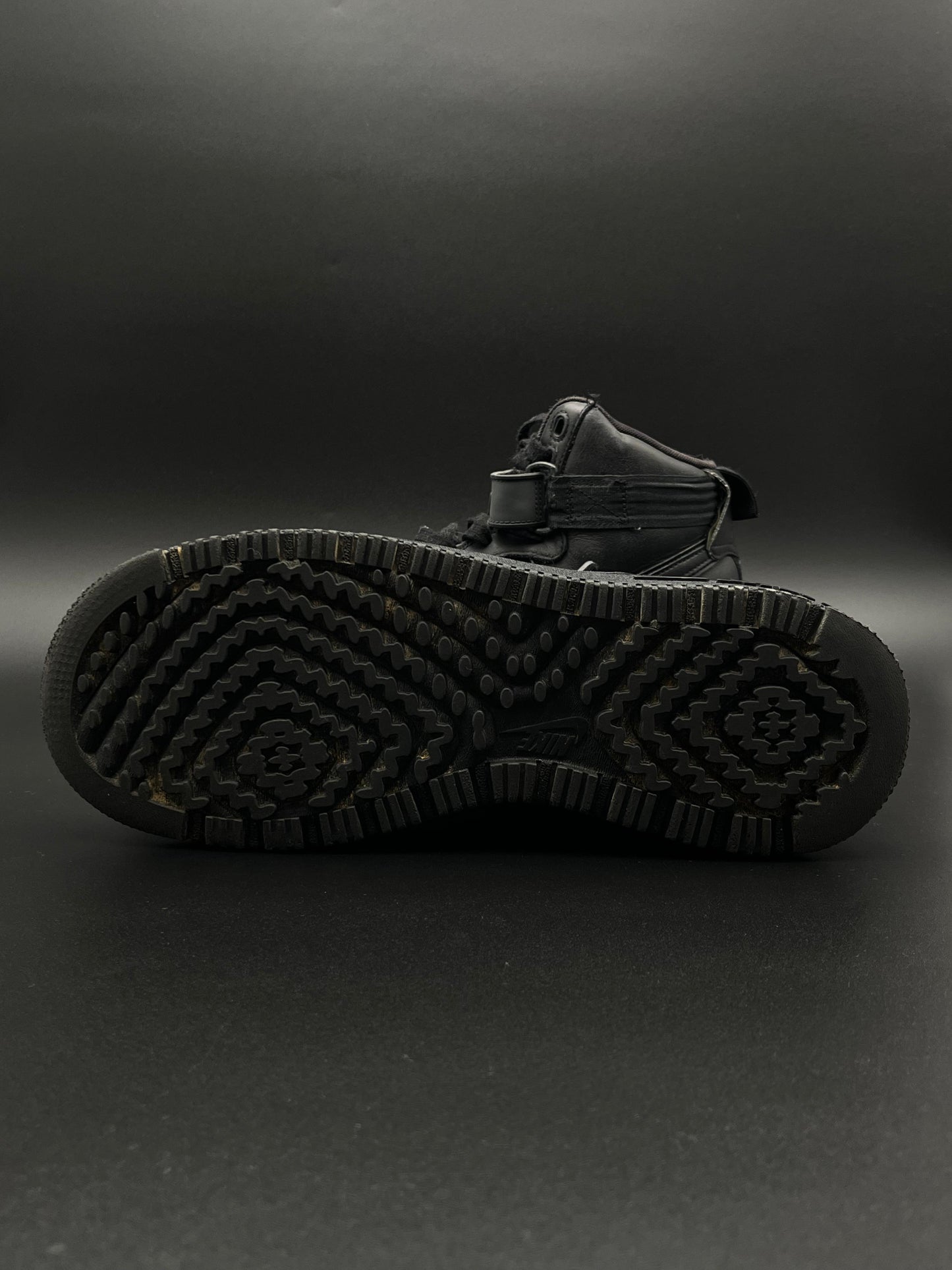 NIKE AIR FORCE 1 MID BOOTS