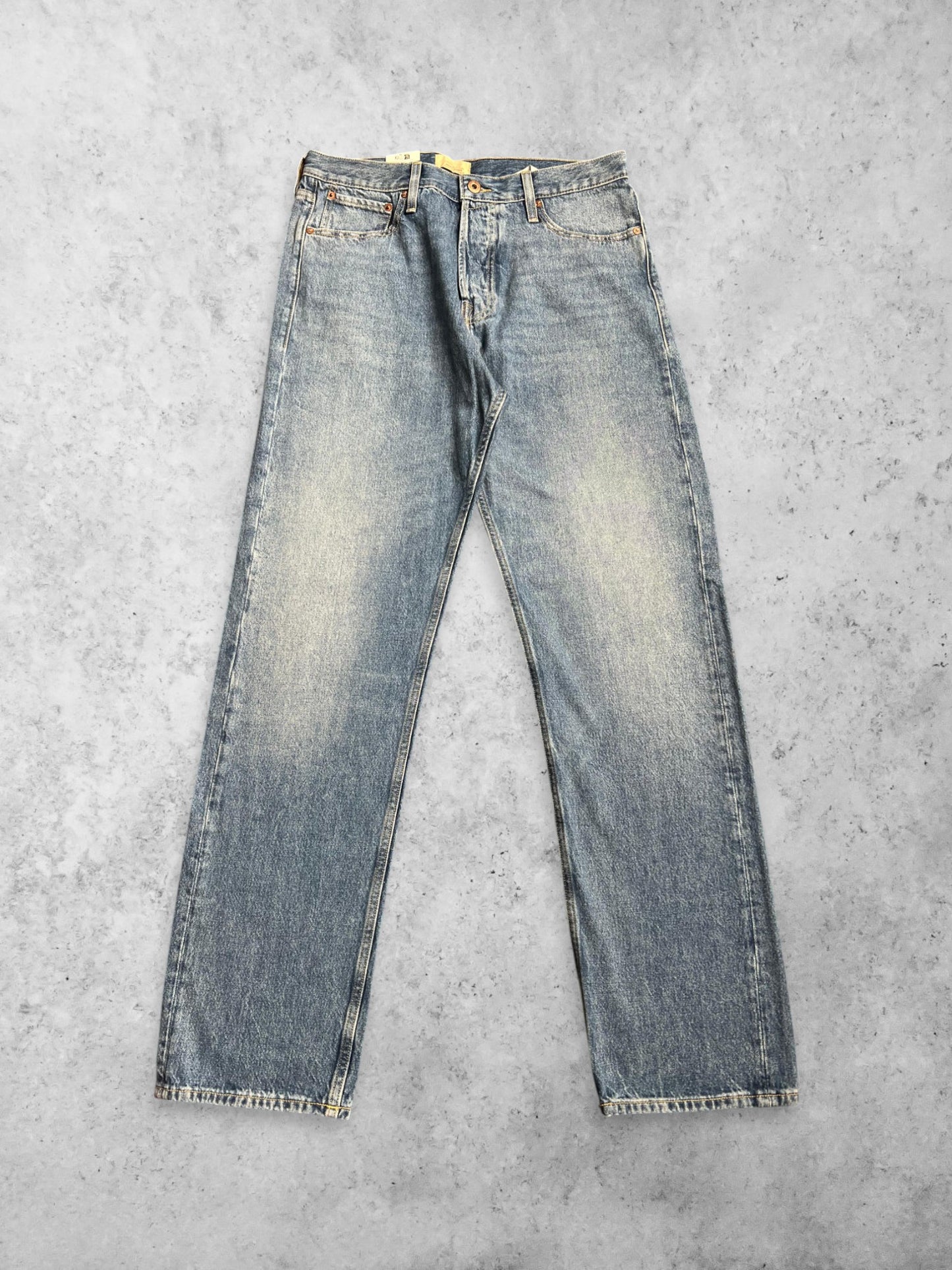 JACK AND JONES RELAXED FIT LIGHT WASHED BLUE JEANS (NEW & TAGGED)