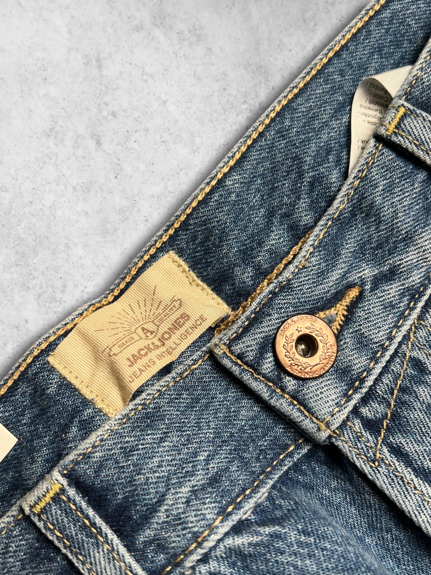 JACK AND JONES RELAXED FIT LIGHT WASHED BLUE JEANS (NEW & TAGGED)