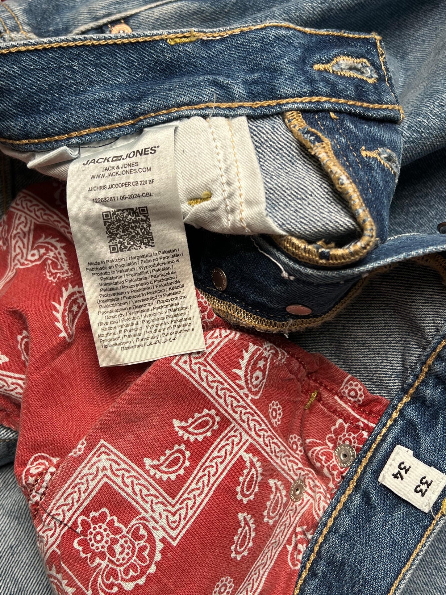 JACK AND JONES RELAXED FIT LIGHT WASHED BLUE JEANS (NEW & TAGGED)