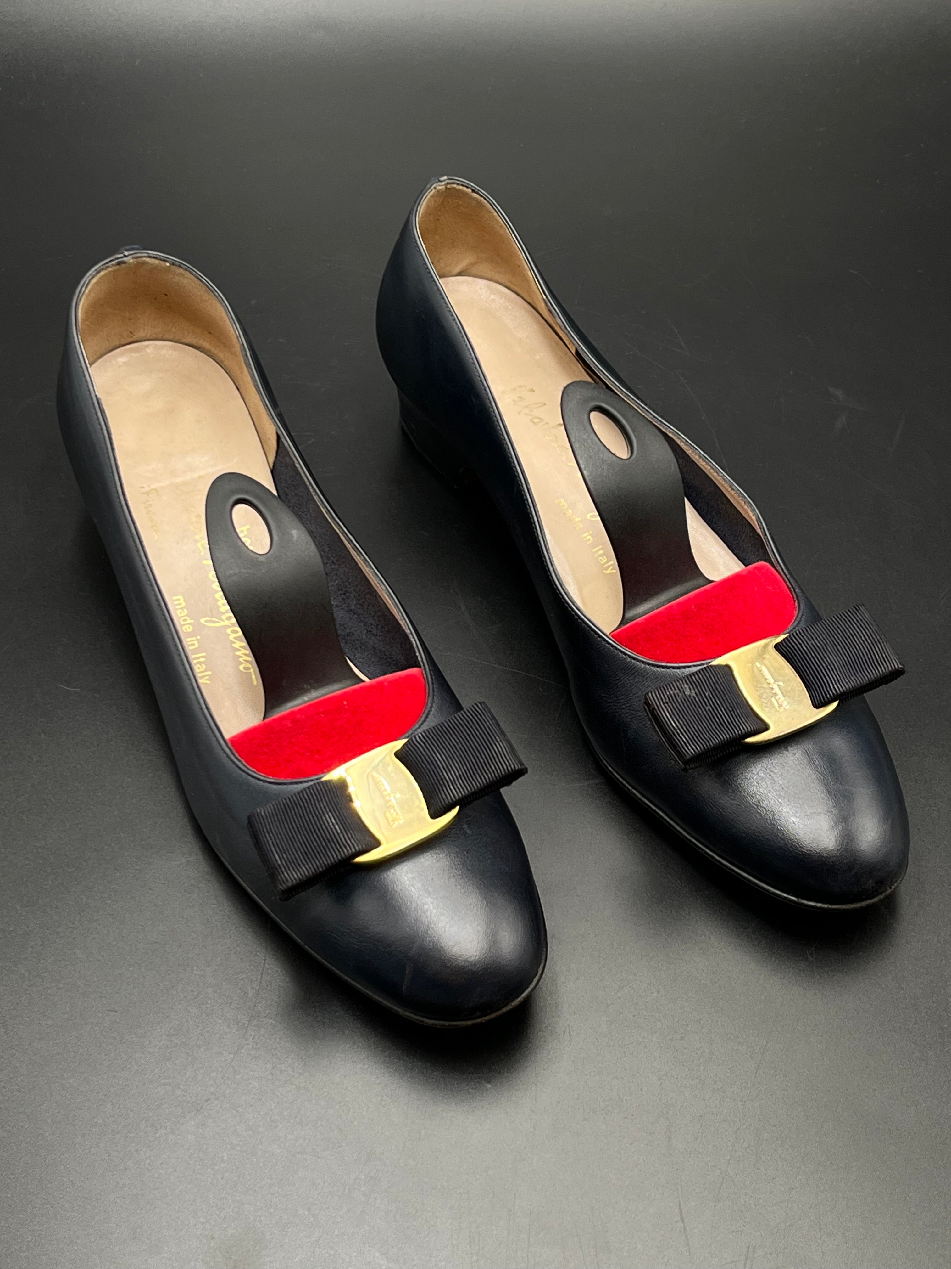 SALVATORE FERRAGAMO VARA BOW NAVY BLUE LEATHER LOW BLOCK HEELS