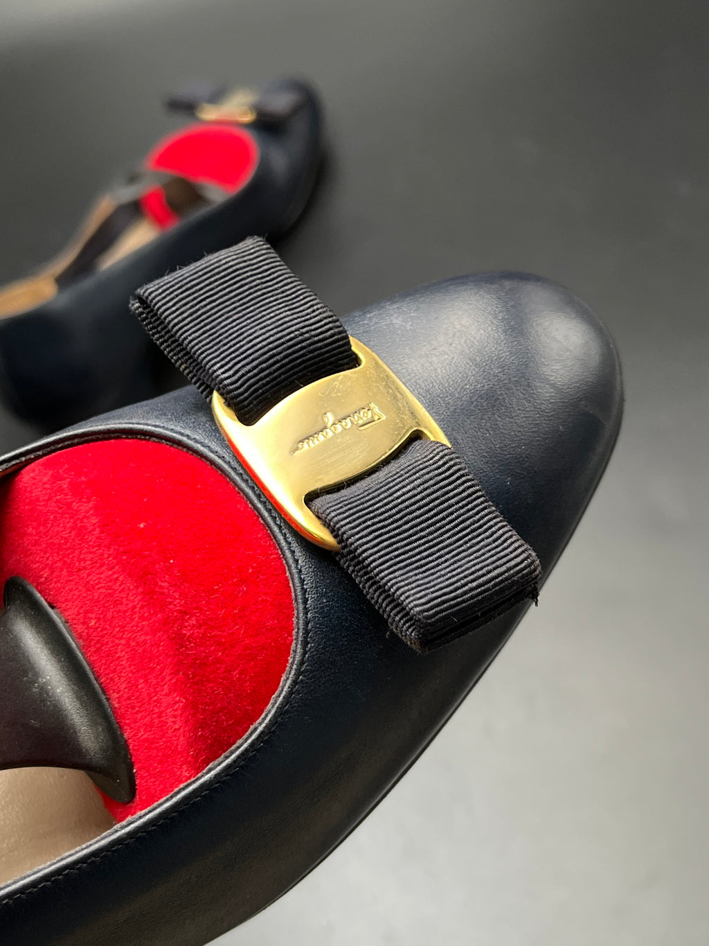 SALVATORE FERRAGAMO VARA BOW NAVY BLUE LEATHER LOW BLOCK HEELS