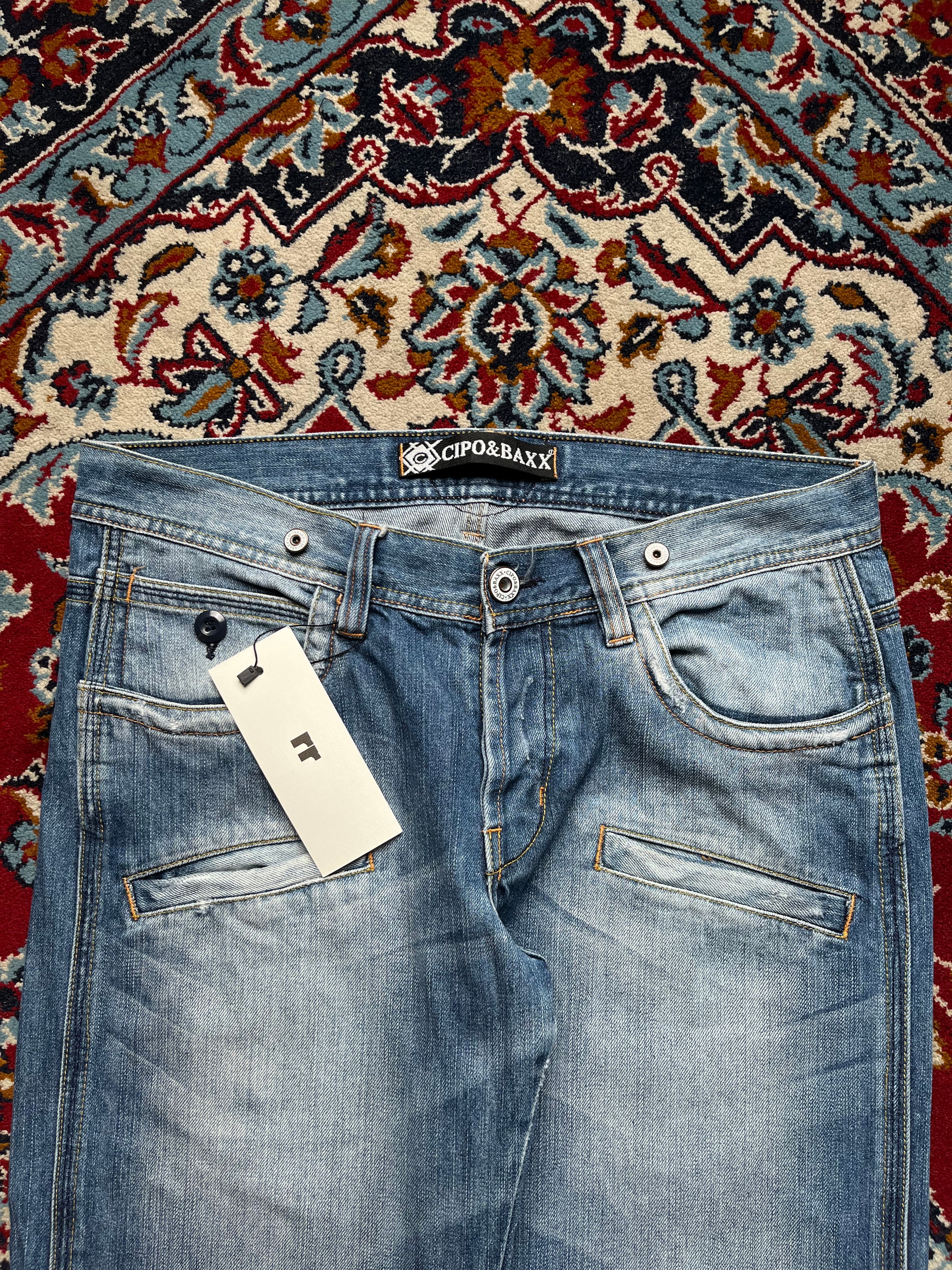 Cipo & Baxx Light WashED Distressed Straight FIT JEANS - 34