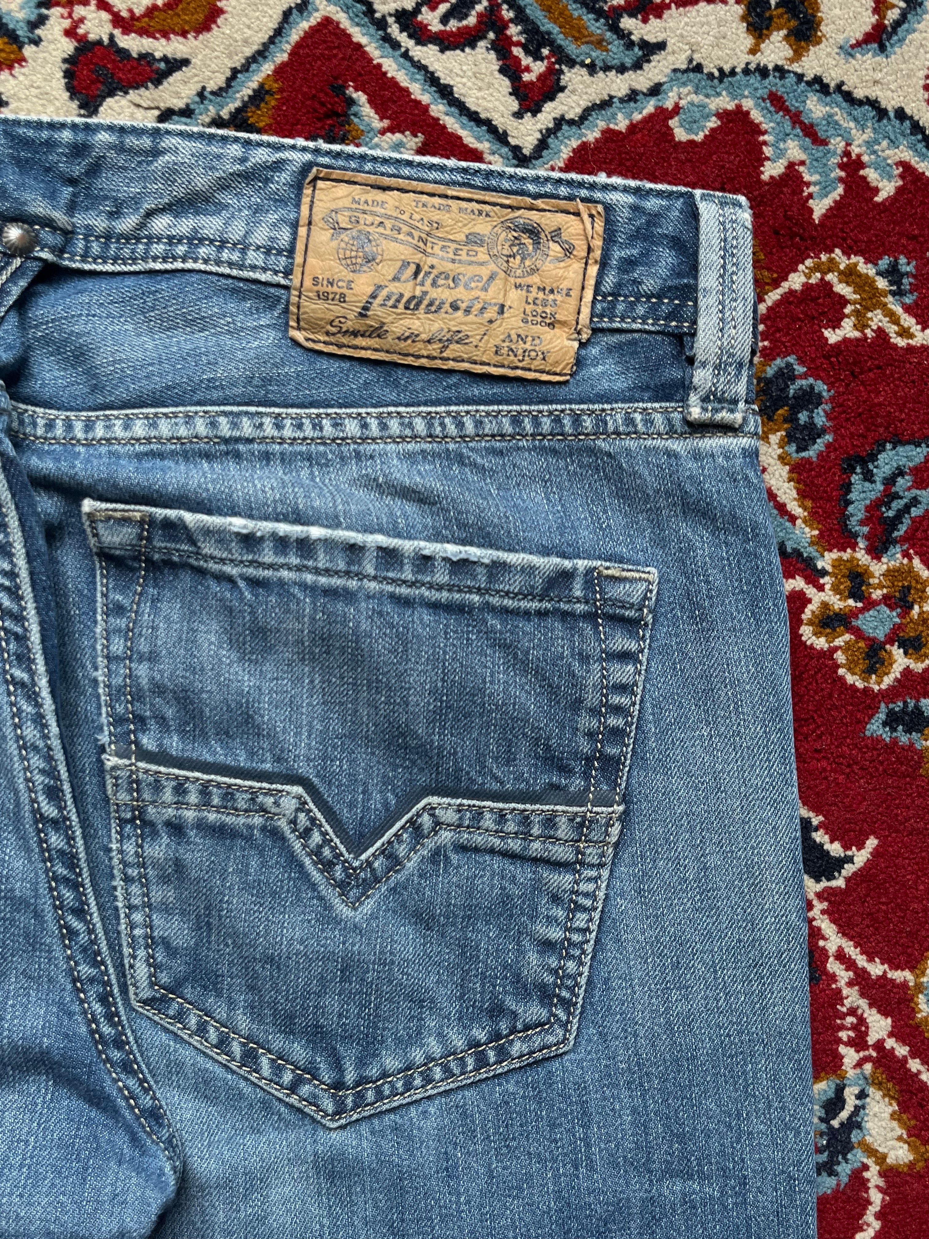 Diesel Larkee Regular Straight FIT Light WashED Distressed JEANS - 34