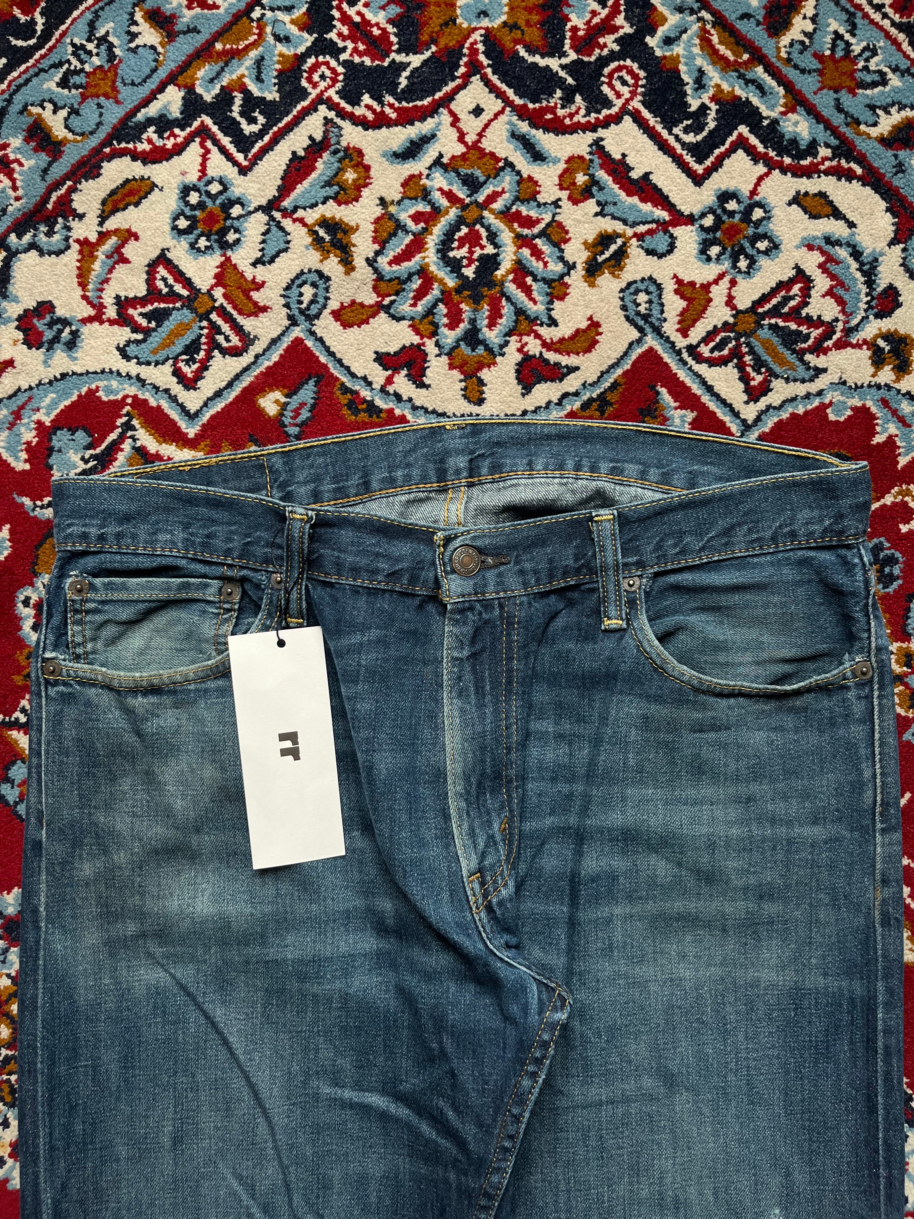 Levi's 514 Straight Relaxed FIT Medium Washed Classic JEANS - 34