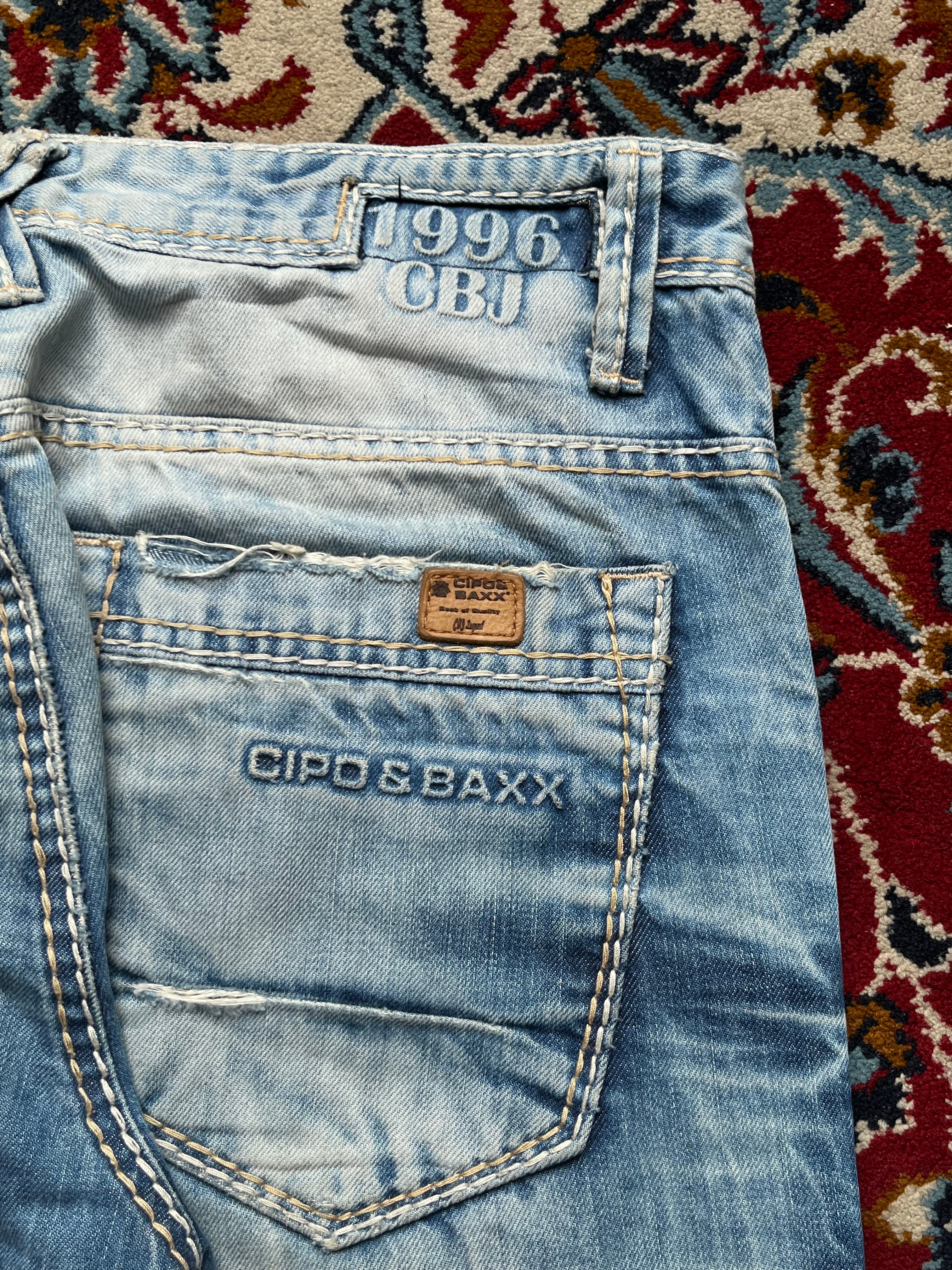 Cipo & Baxx Distressed Thick Stitch Light WashED STRAIGHT FIT JEANS - 34
