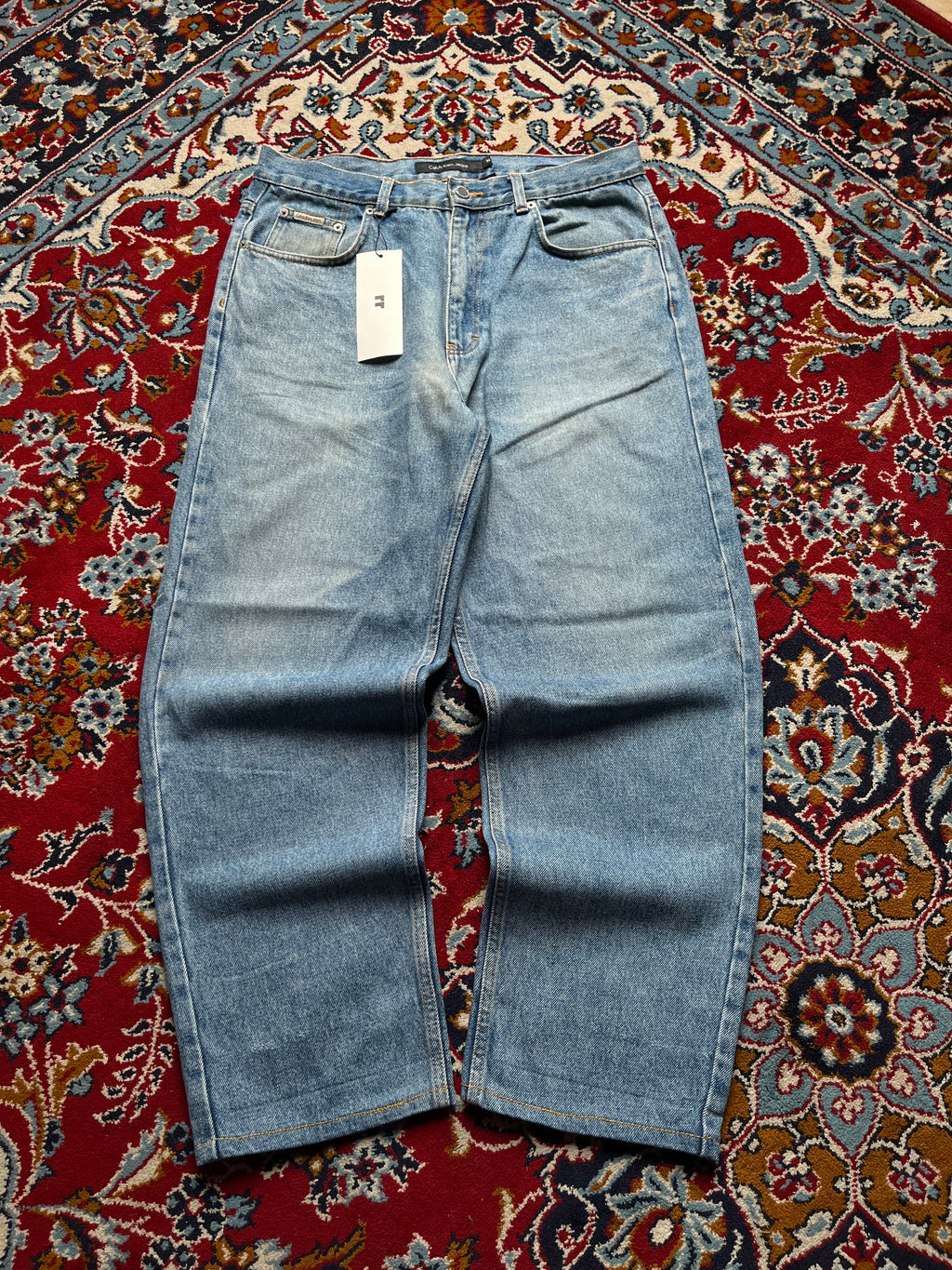 Calvin Klein Easy Fit Light WashED Straight FIT JEANS - 32