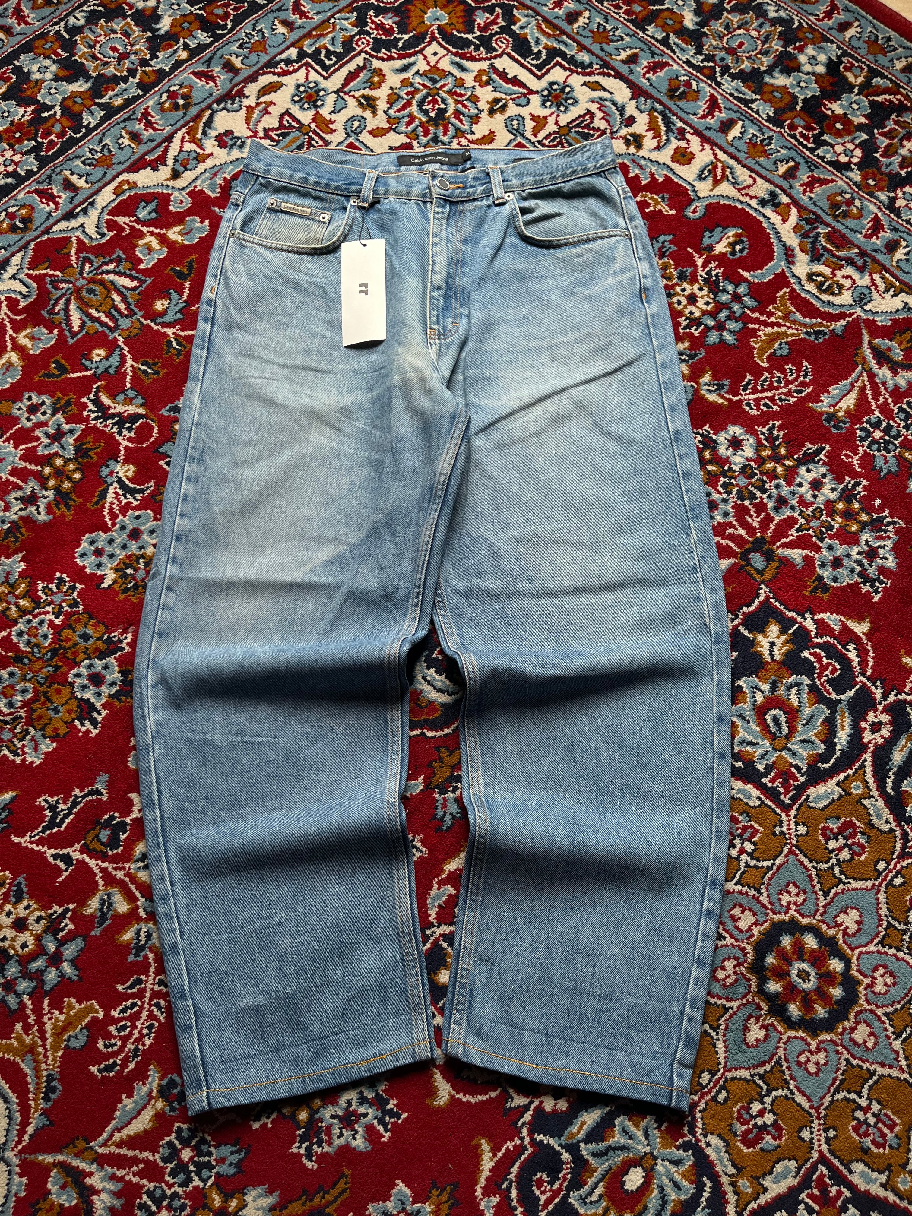 Calvin Klein Easy Fit Light WashED Straight FIT JEANS - 32