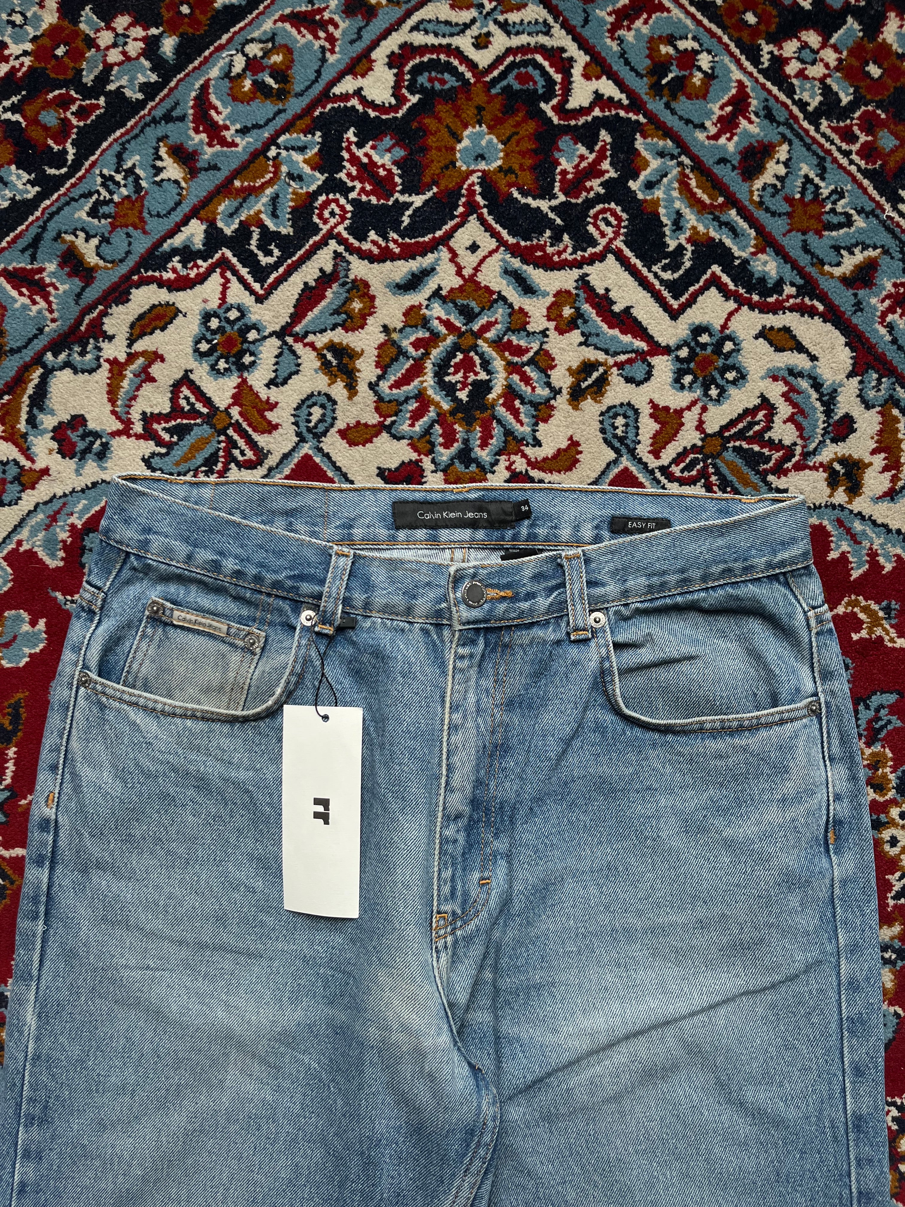 Calvin Klein Easy Fit Light WashED Straight FIT JEANS - 32