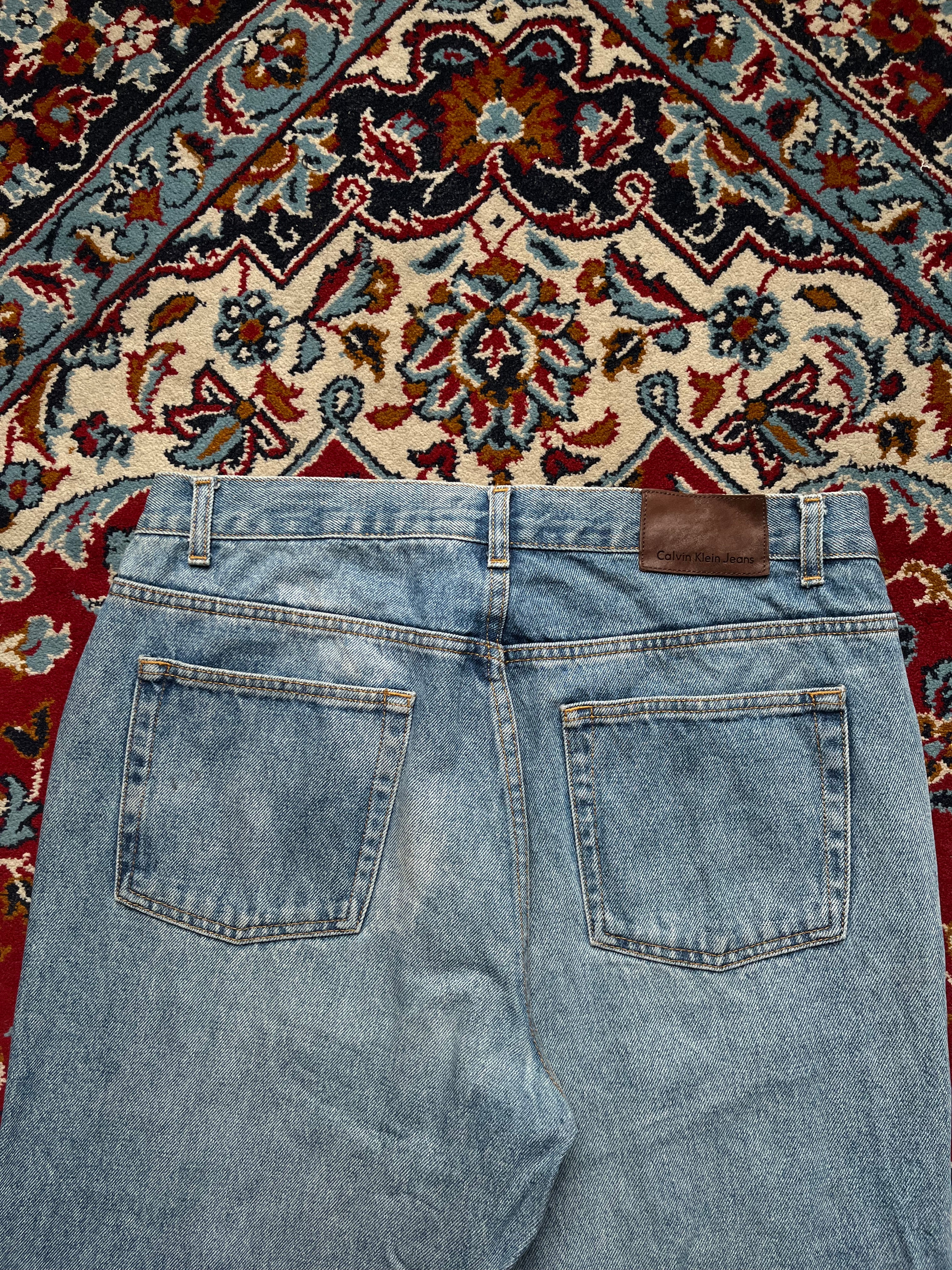 Calvin Klein Easy Fit Light WashED Straight FIT JEANS - 32