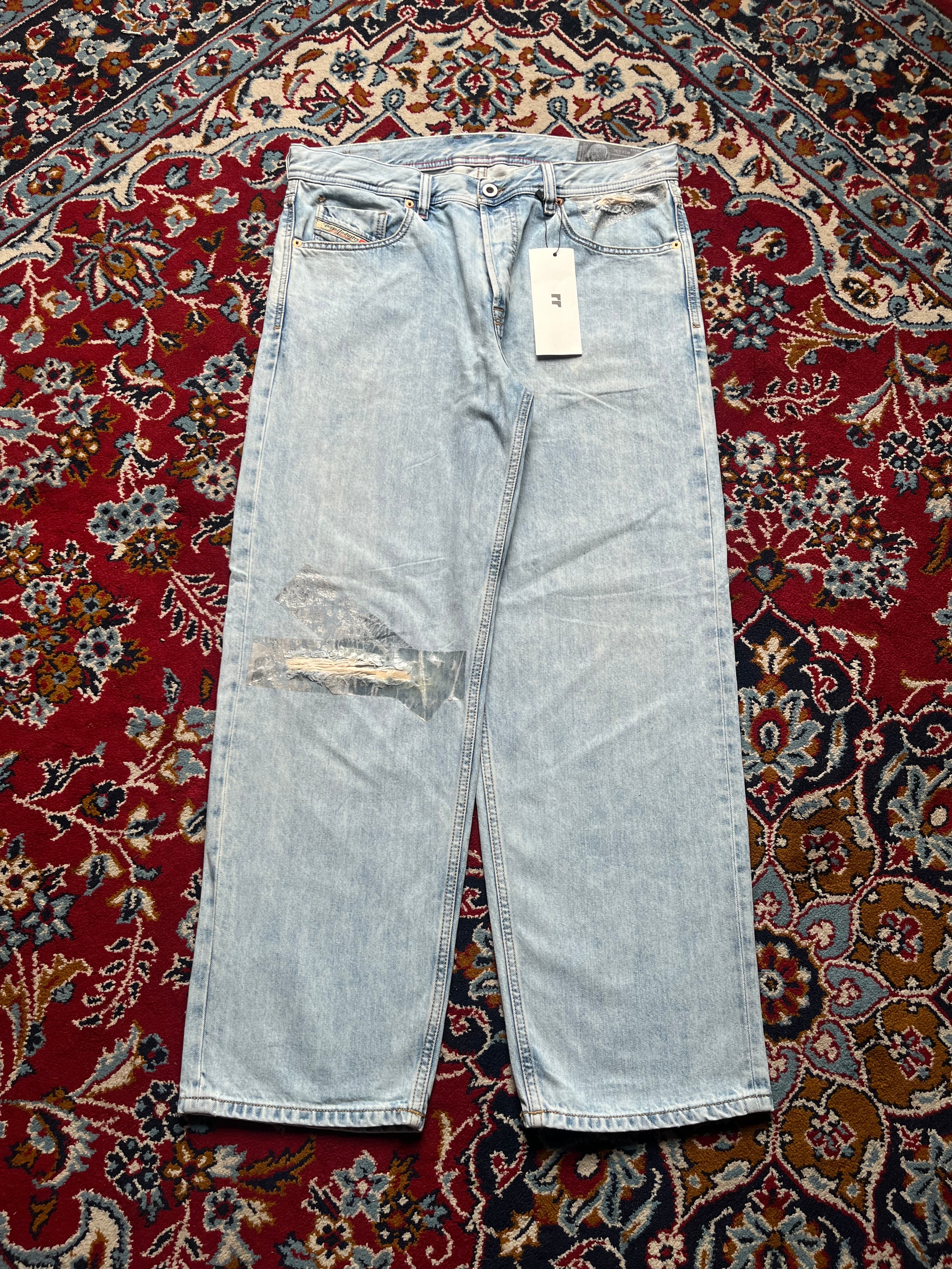 Diesel Dagh Relaxed FIT Light WashED Distressed Graphic JEANS - 34