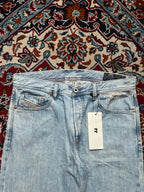 Diesel Dagh Relaxed FIT Light WashED Distressed Graphic JEANS - 34