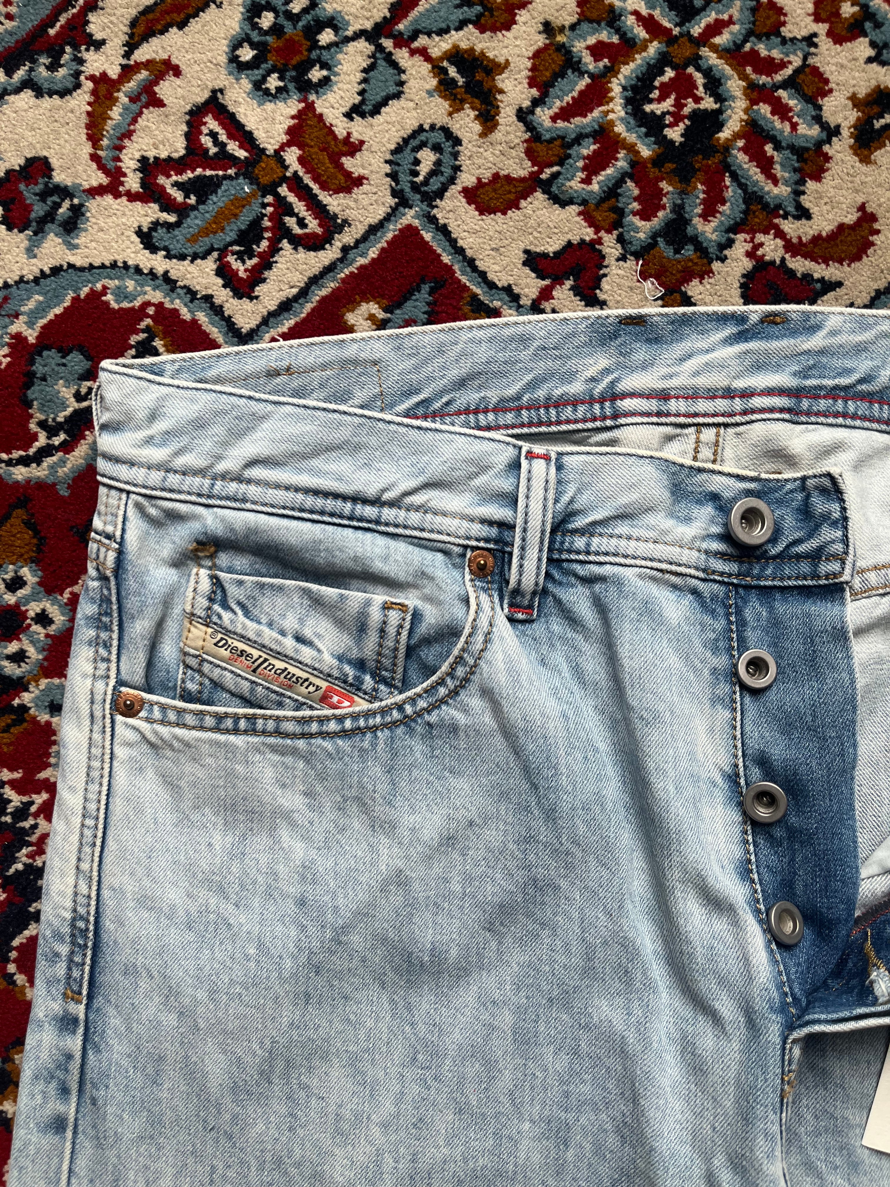 Diesel Dagh Relaxed FIT Light WashED Distressed Graphic JEANS - 34