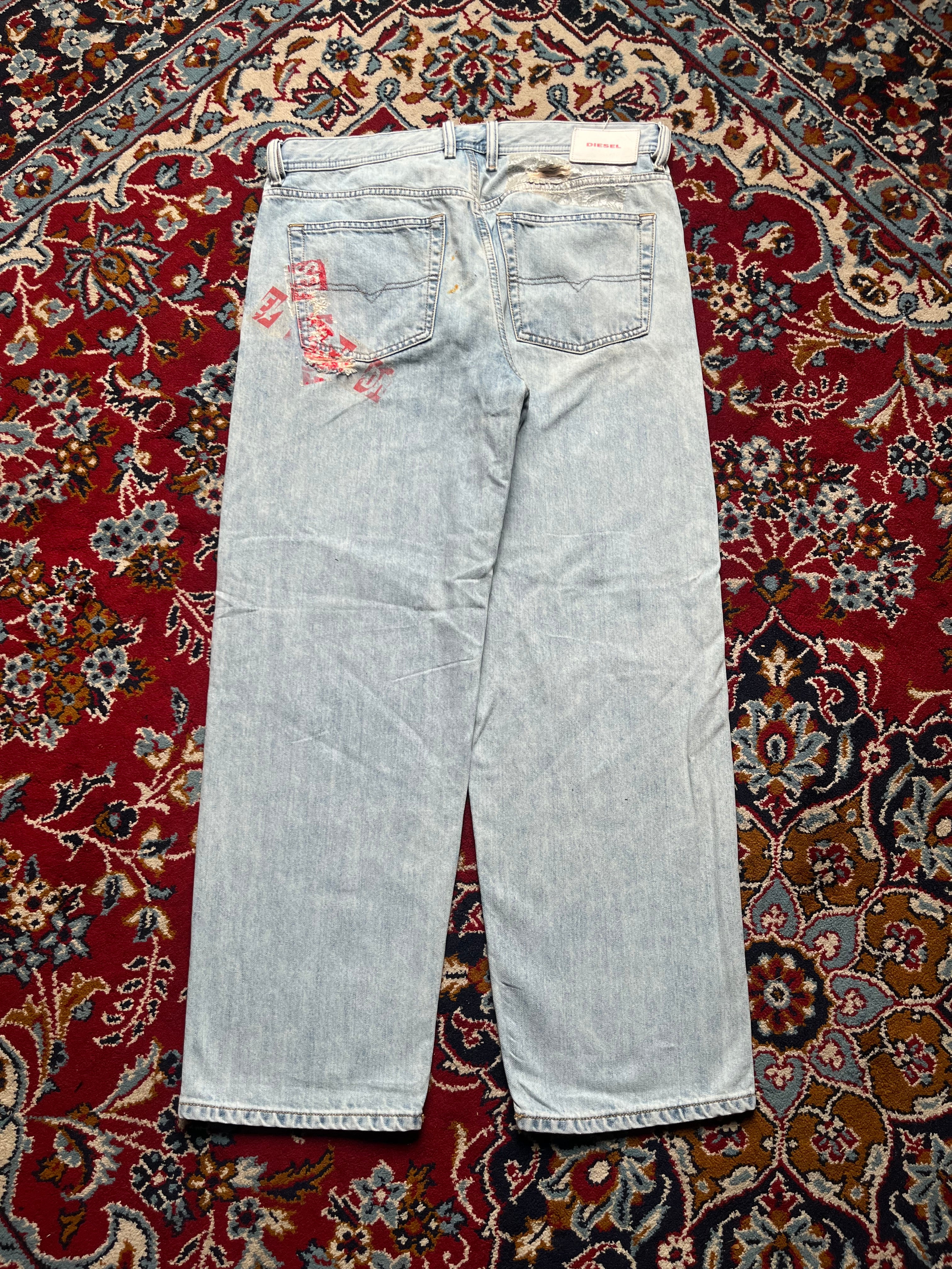 Diesel Dagh Relaxed FIT Light WashED Distressed Graphic JEANS - 34
