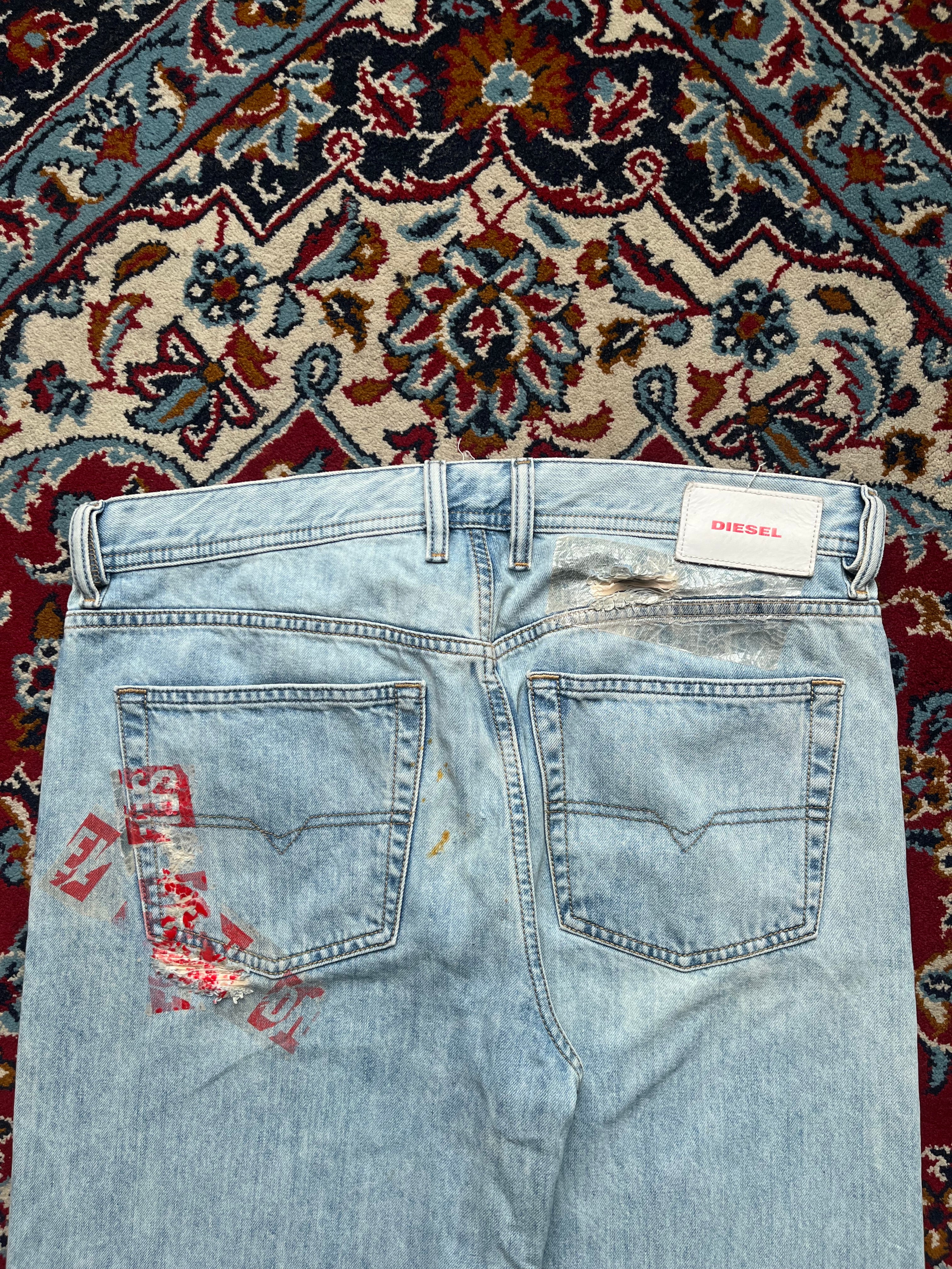 Diesel Dagh Relaxed FIT Light WashED Distressed Graphic JEANS - 34