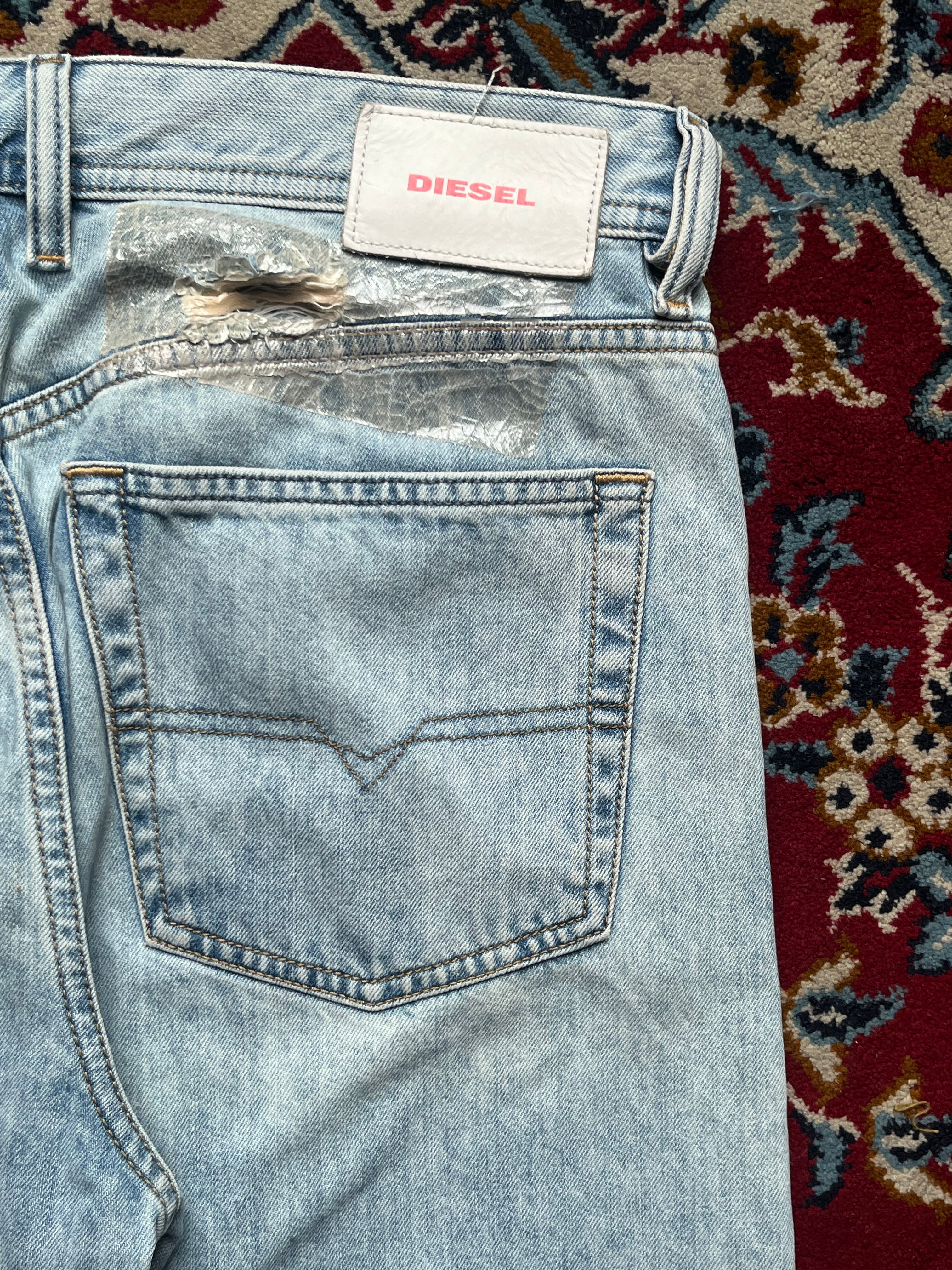 Diesel Dagh Relaxed FIT Light WashED Distressed Graphic JEANS - 34