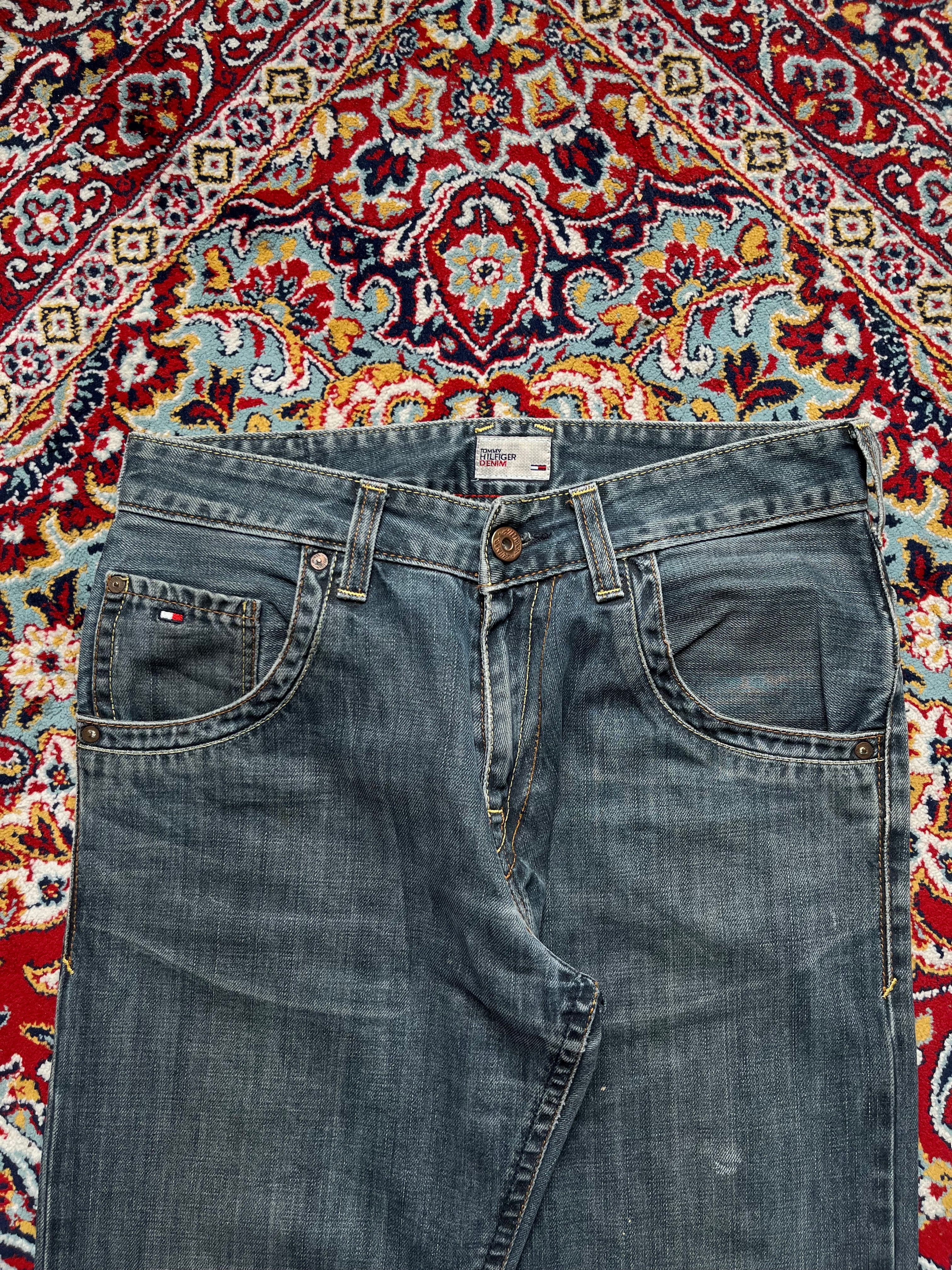 Vintage Tommy Hilfiger Medium WashED Wide FIT JEANS - 32