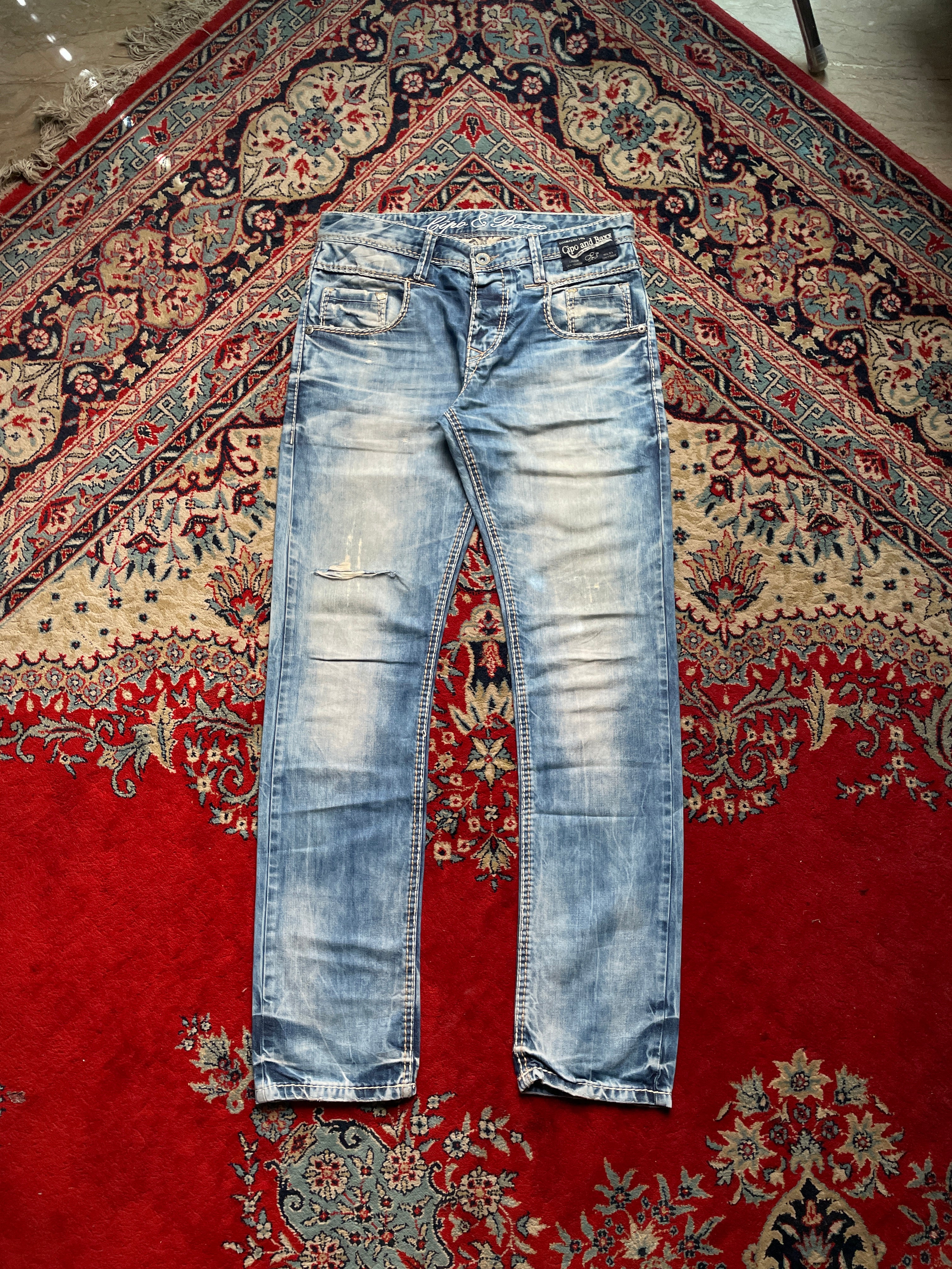 CIPO & BAXX Blue Light Wash Distressed Contrast Stitch Straight JEANS - 32