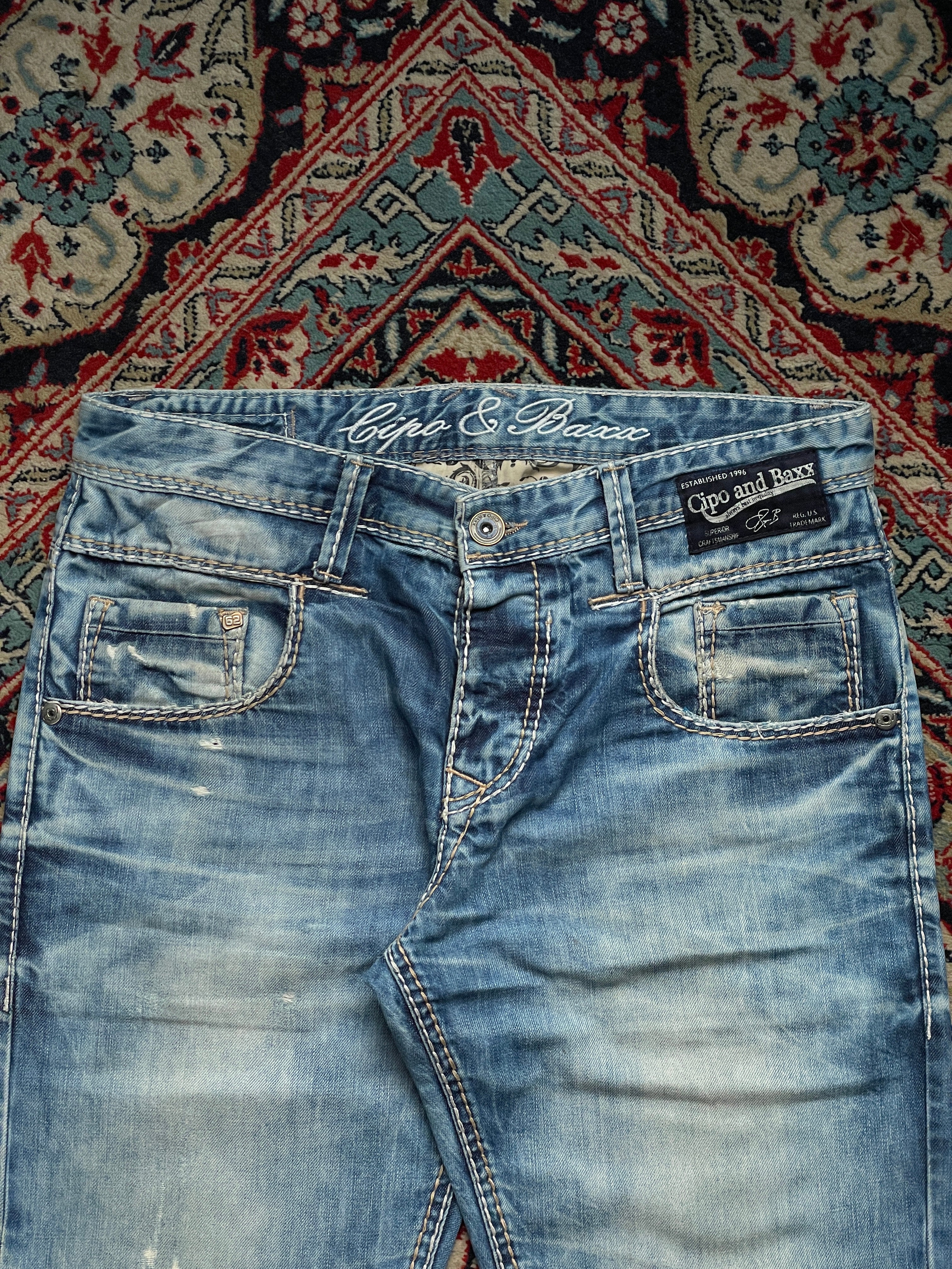 CIPO & BAXX Blue Light Wash Distressed Contrast Stitch Straight JEANS - 32