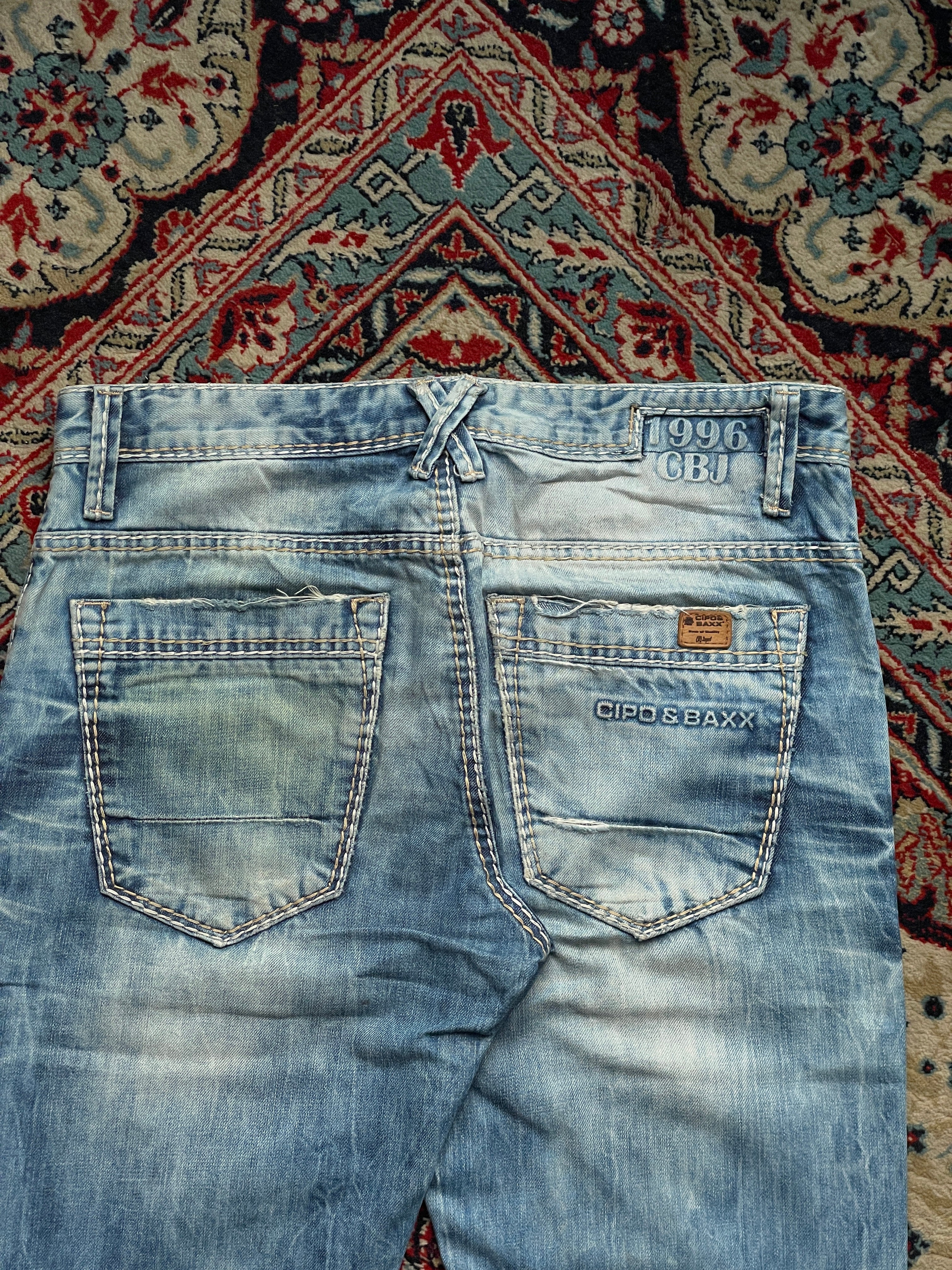 CIPO & BAXX Blue Light Wash Distressed Contrast Stitch Straight JEANS - 32