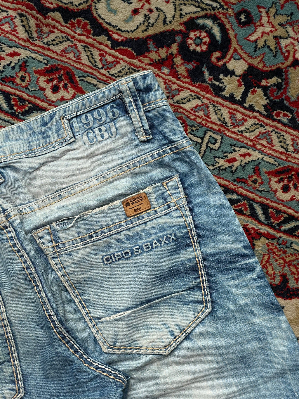 CIPO & BAXX Blue Light Wash Distressed Contrast Stitch Straight JEANS - 32