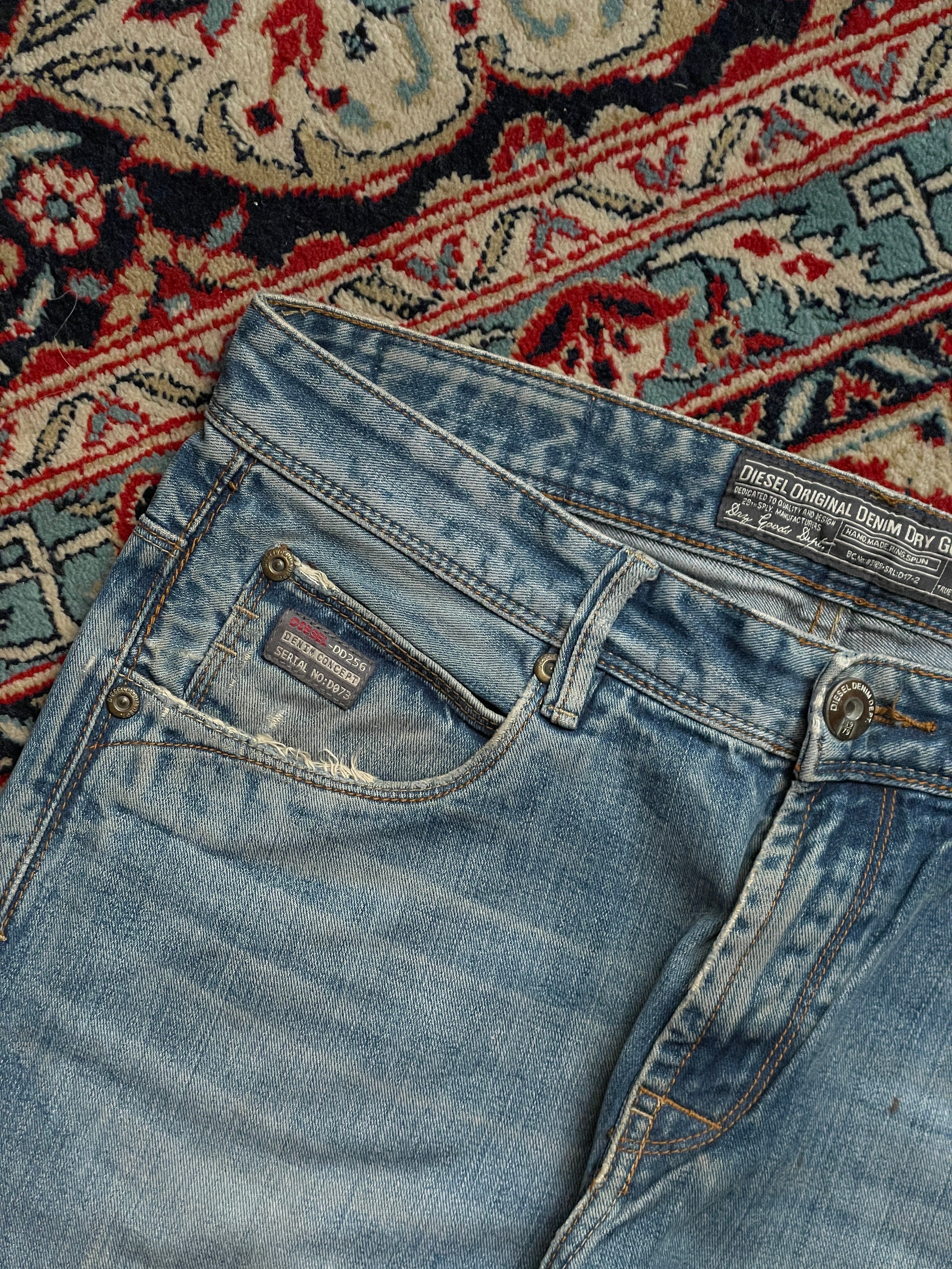 Diesel Original Denim Dry Goods Light Wash Straight FIT JEANS - 32