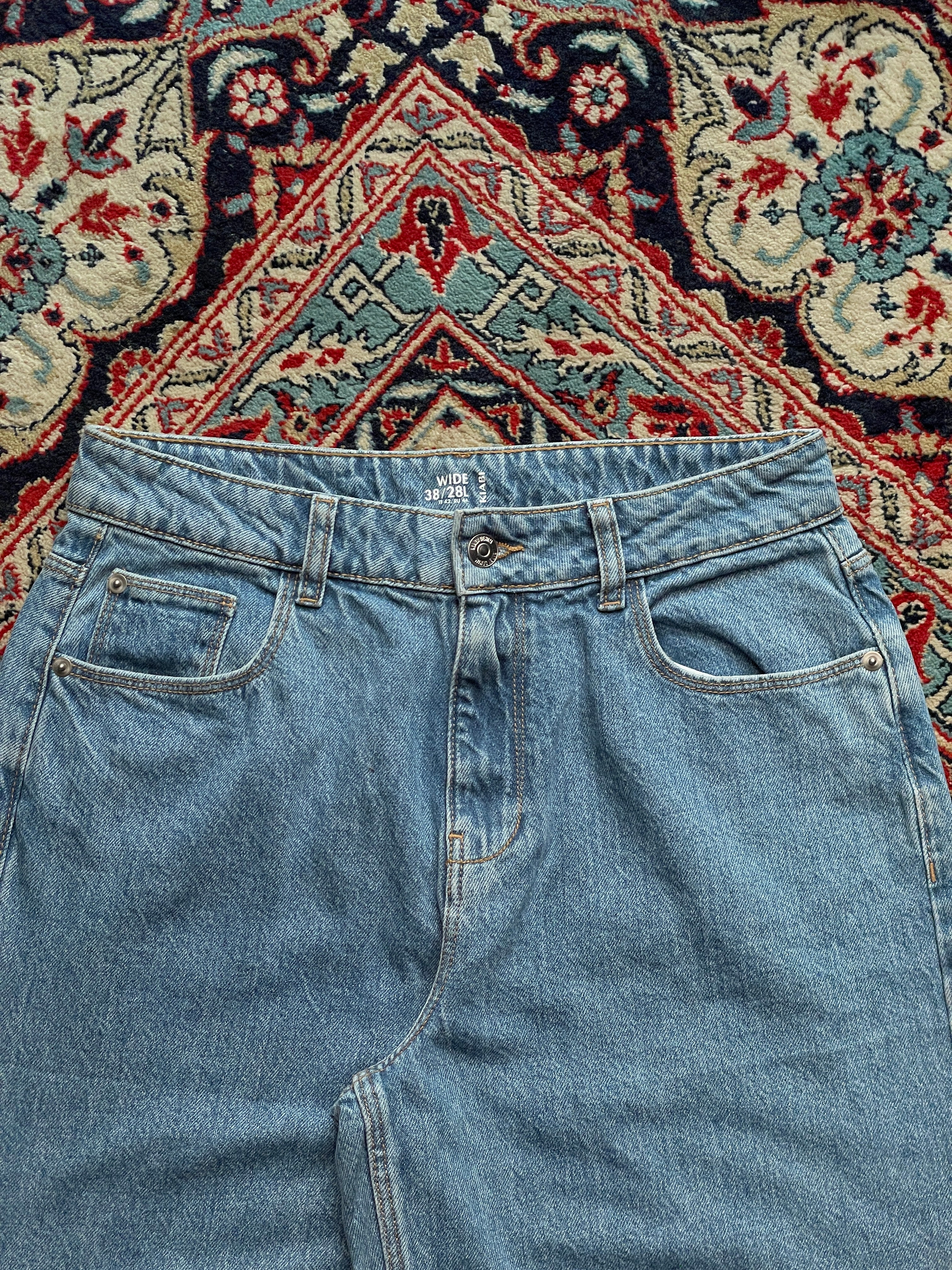 KIABI WIDE FIT HIGH WAISTED LIGHT WASH BLUE JEANS - 28