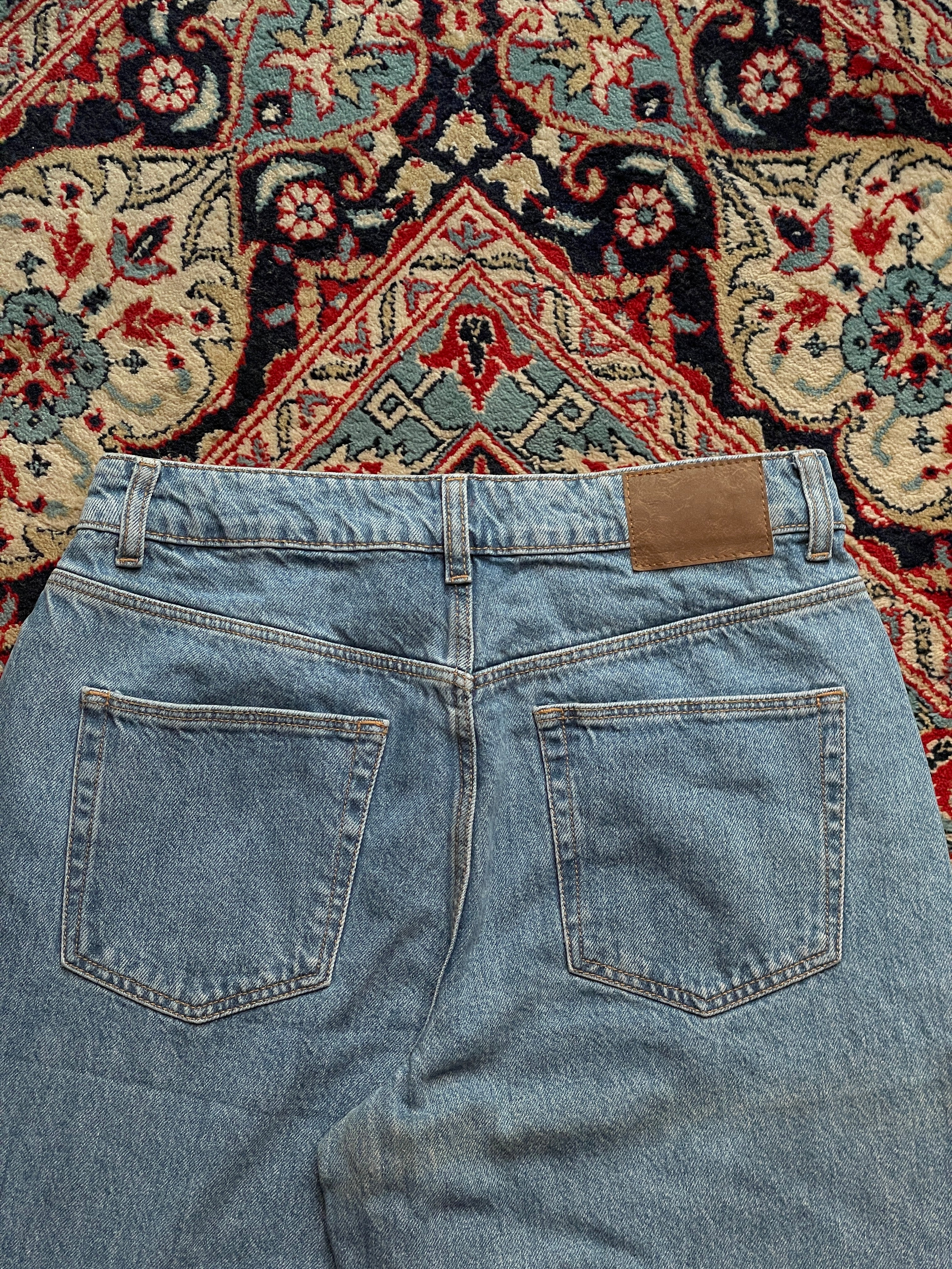 KIABI WIDE FIT HIGH WAISTED LIGHT WASH BLUE JEANS - 28