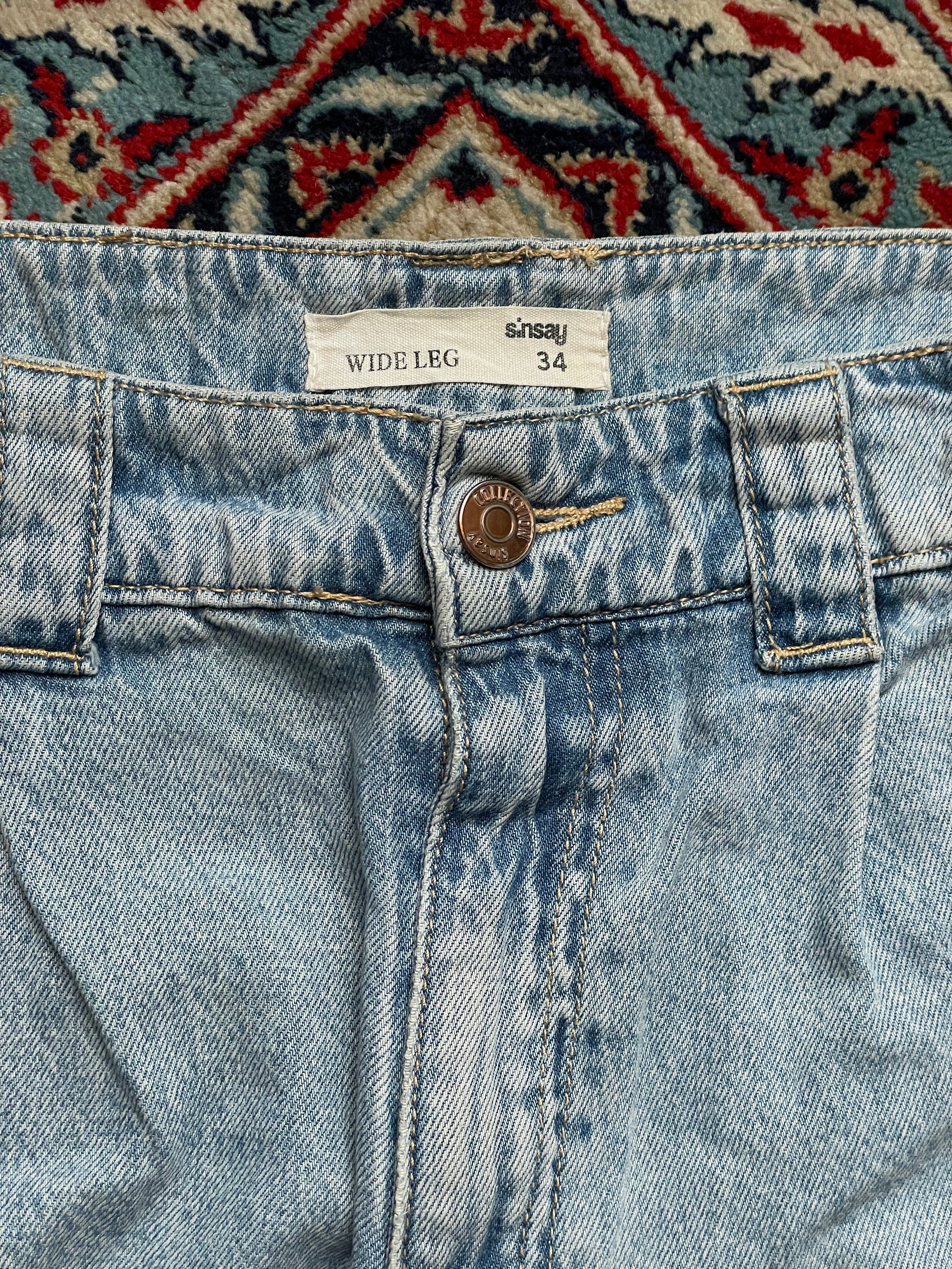 SINSAY HIGH WAISTED LIGHT WASH DENIM PLEATED BAGGY JEANS - 26