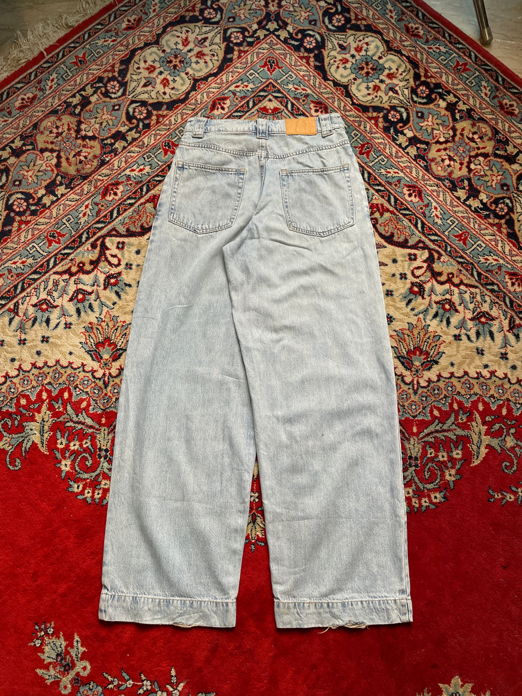 SINSAY HIGH WAISTED LIGHT WASH DENIM PLEATED BAGGY JEANS - 26