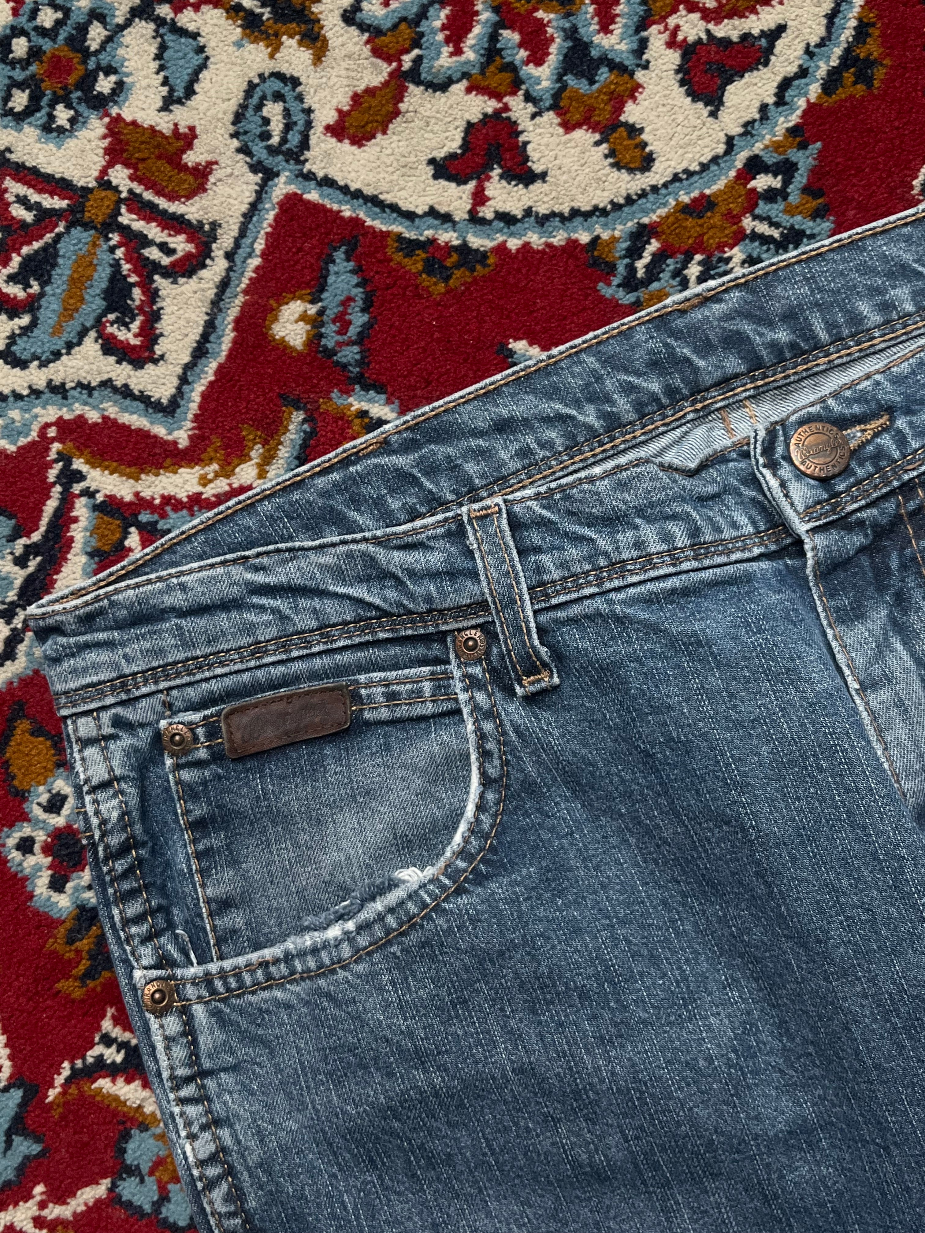 Wrangler Authentic Regular Fit Medium Washed Straight Fit JEANS - 34