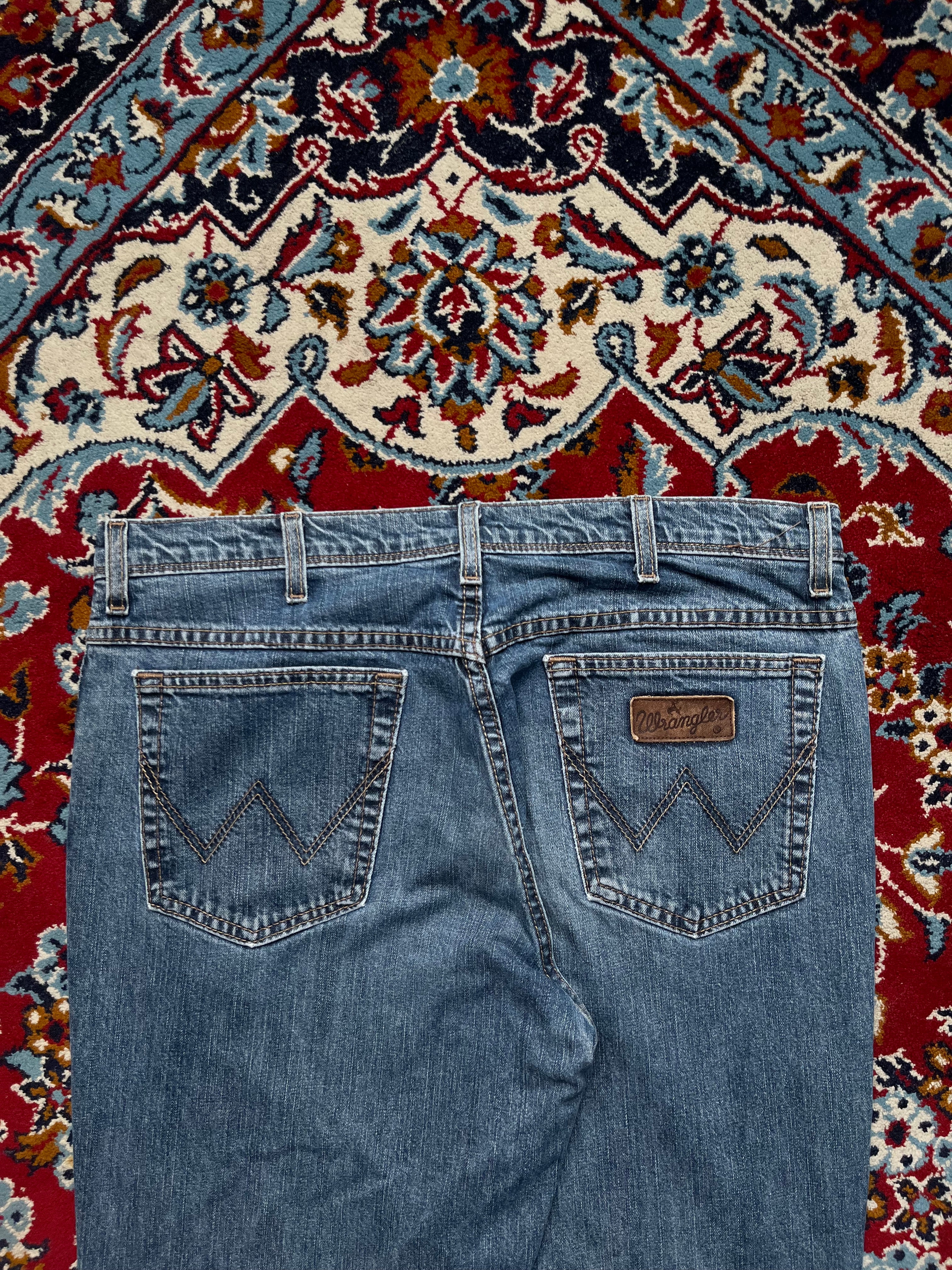 Wrangler Authentic Regular Fit Medium Washed Straight Fit JEANS - 34