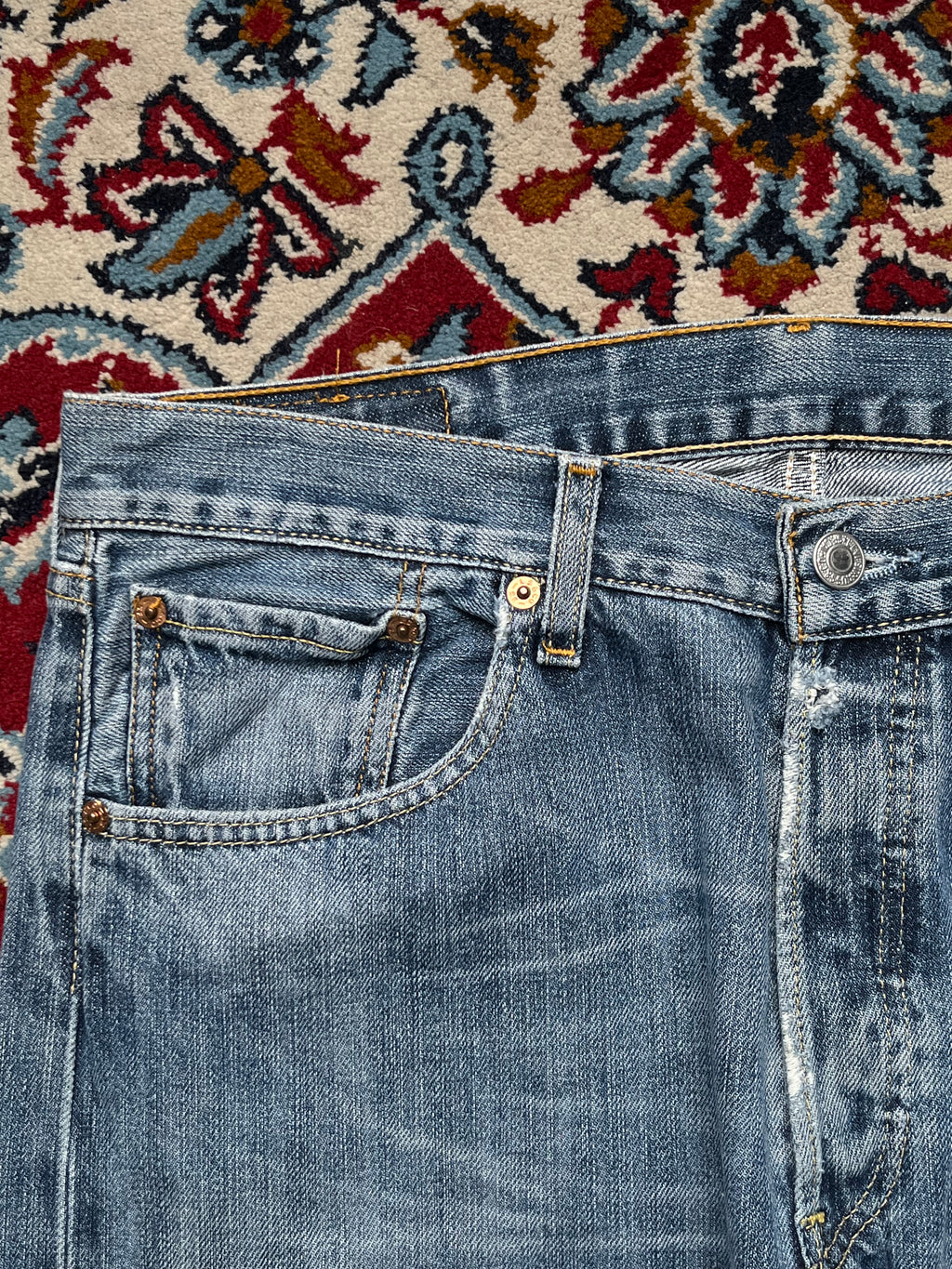 LEVIS 501 Original Straight Fit Light Washed JEANS - 32