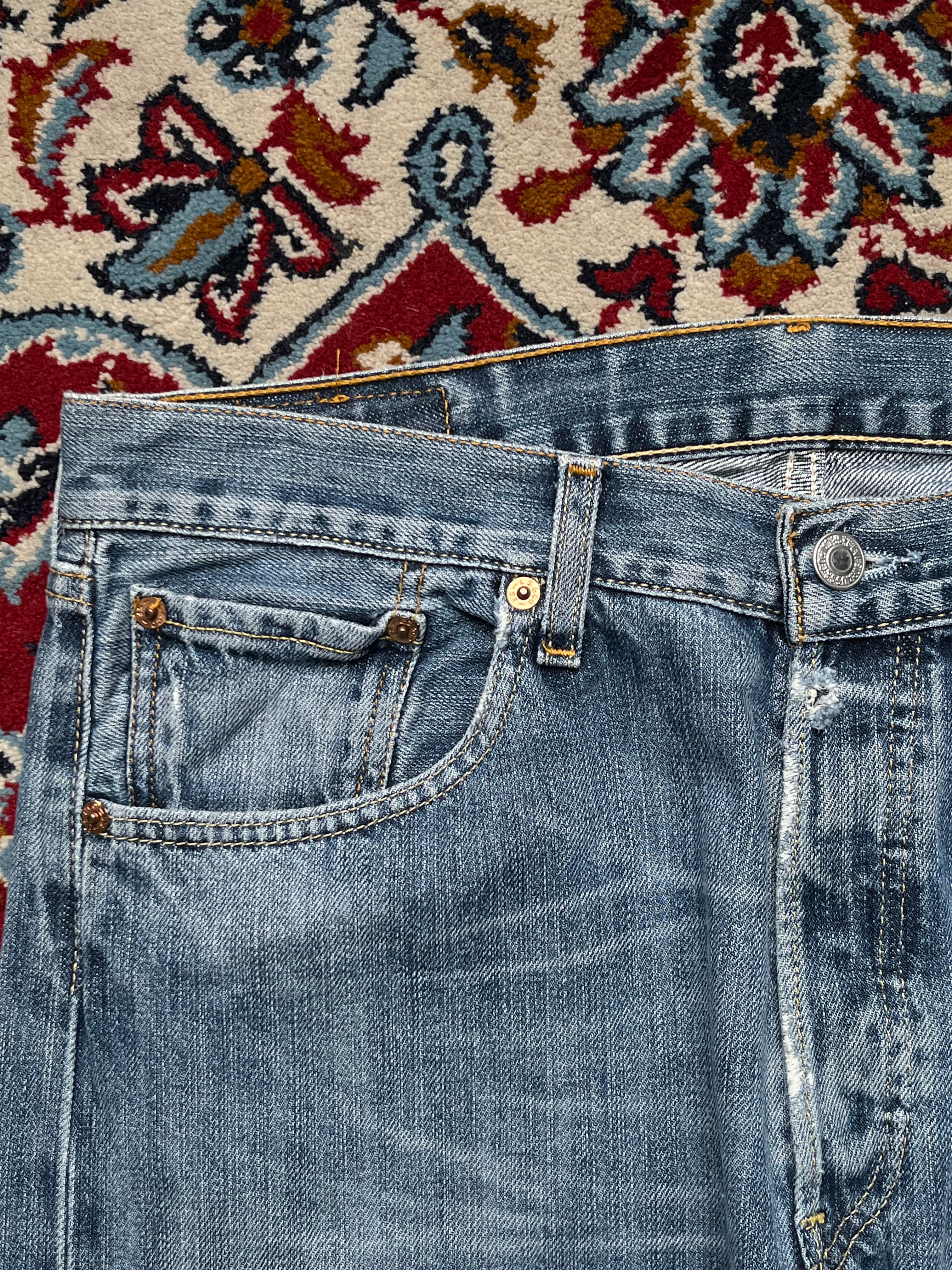 LEVIS 501 Original Straight Fit Light Washed JEANS - 32