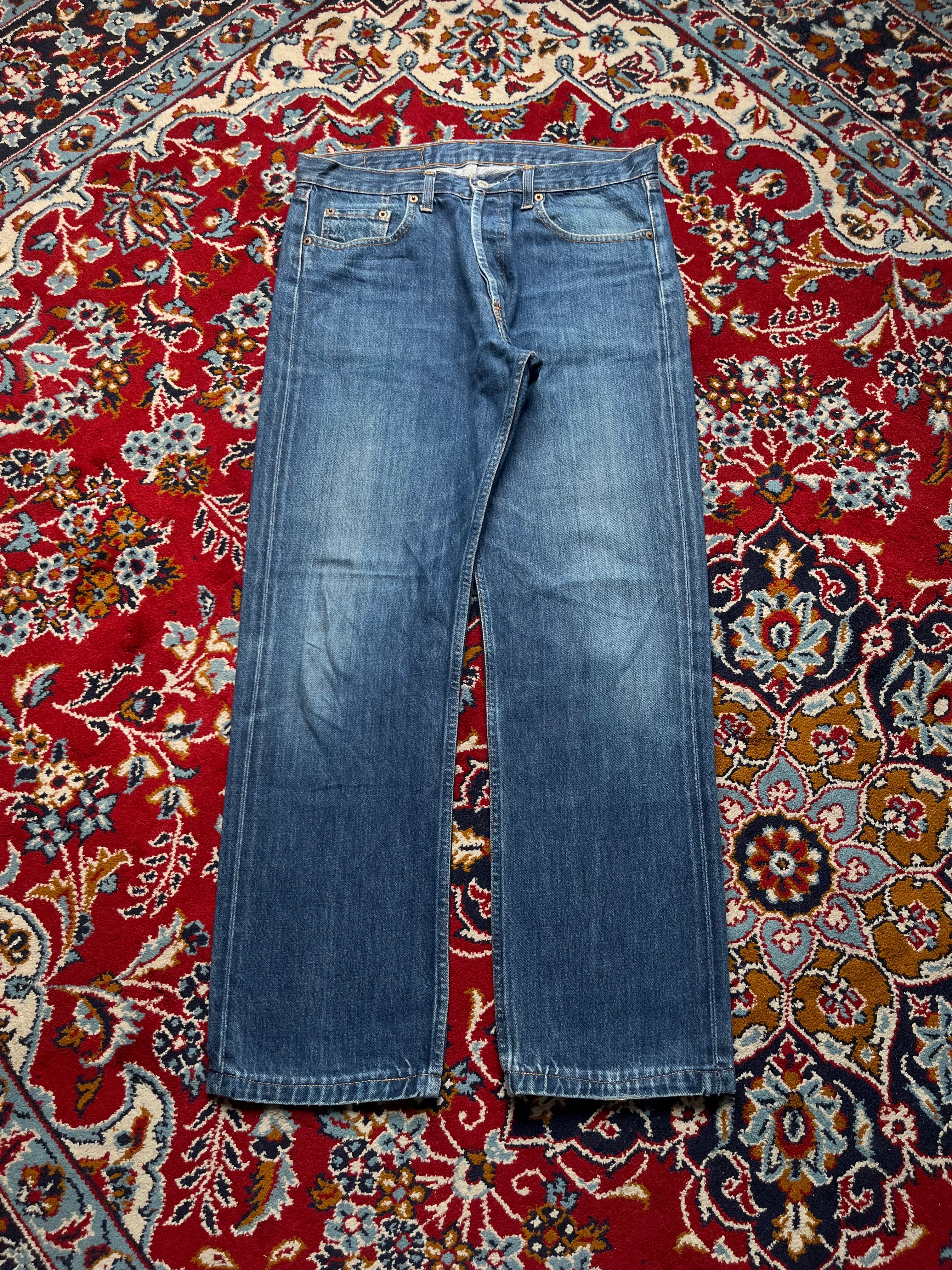 Vintage Levi's 501 Straight Fit Medium Washed JEANS - 32