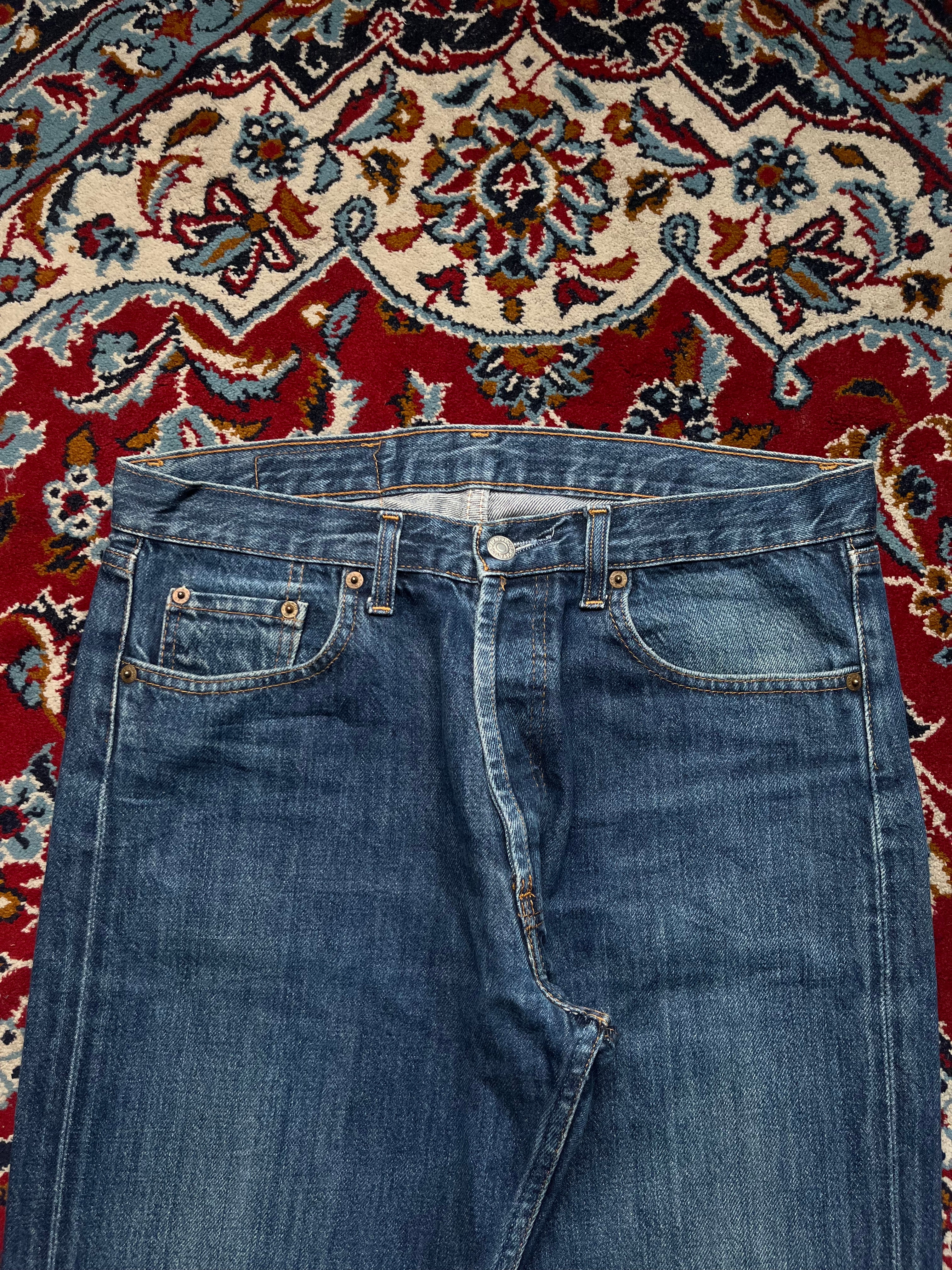 Vintage Levi's 501 Straight Fit Medium Washed JEANS - 32
