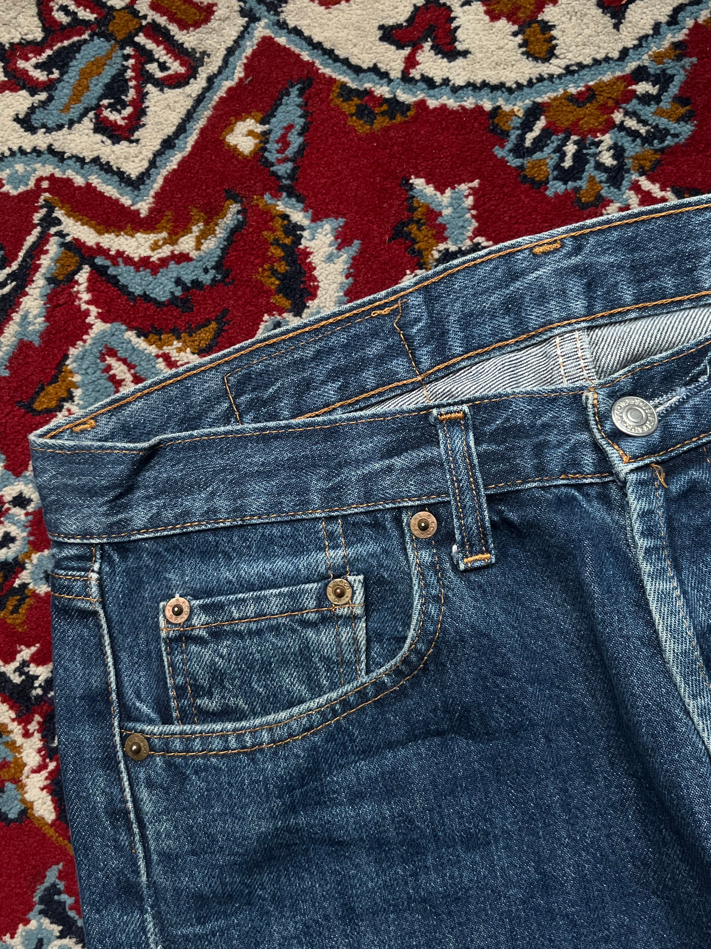 Vintage Levi's 501 Straight Fit Medium Washed JEANS - 32