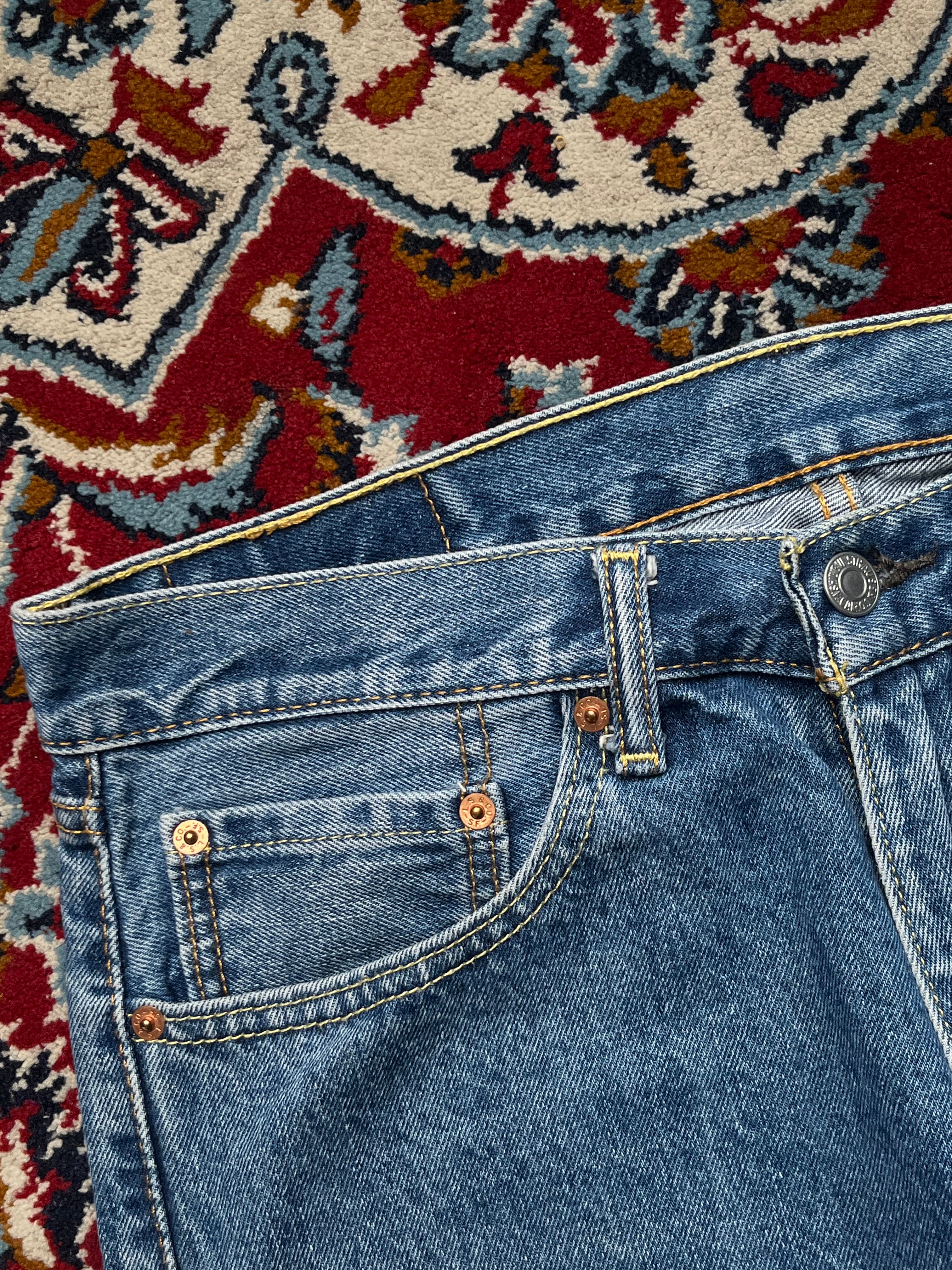 Levi’s 505 Regular Fit Medium Washed Jeans - 32