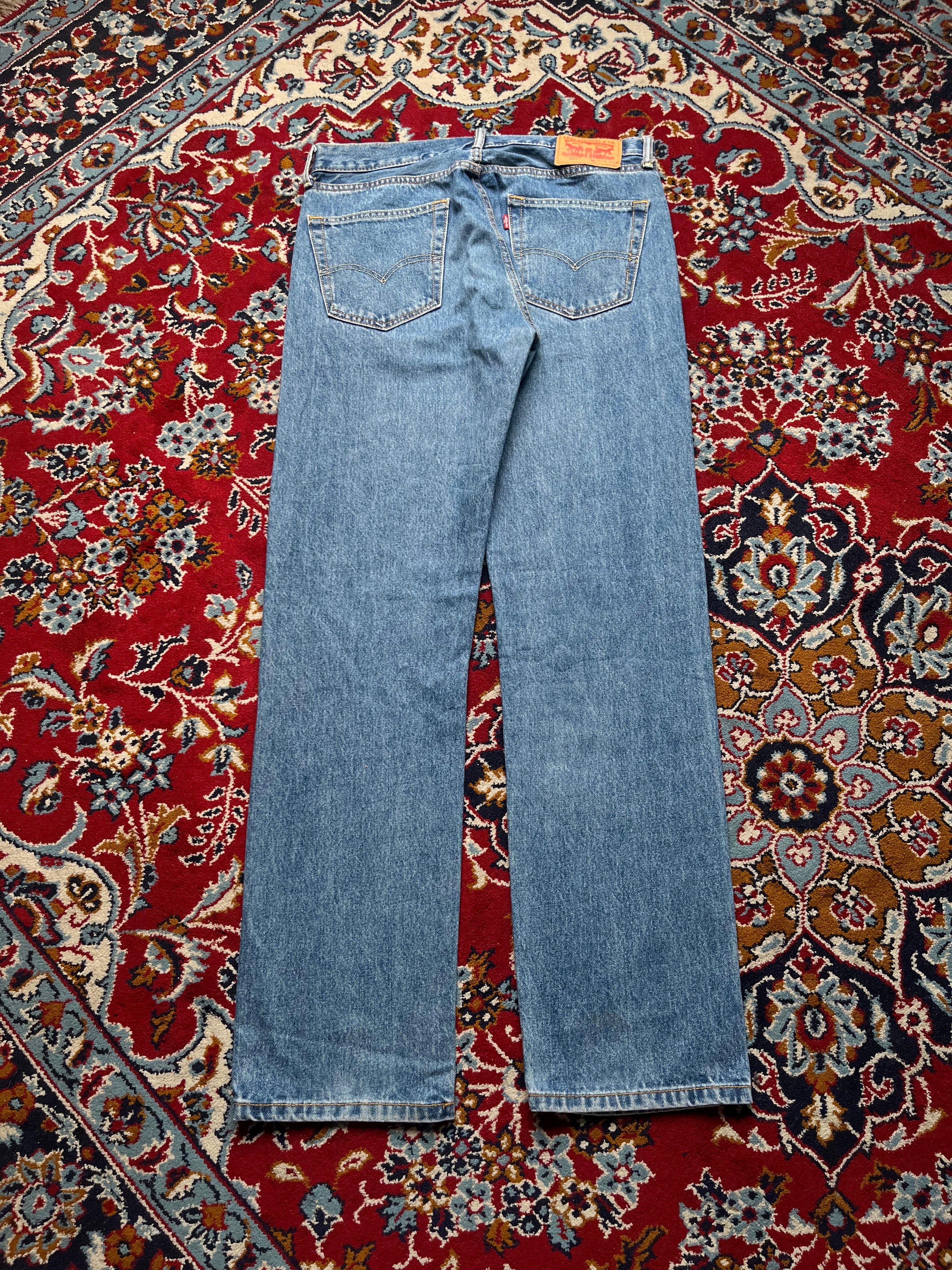 Levi’s 505 Regular Fit Medium Washed Jeans - 32