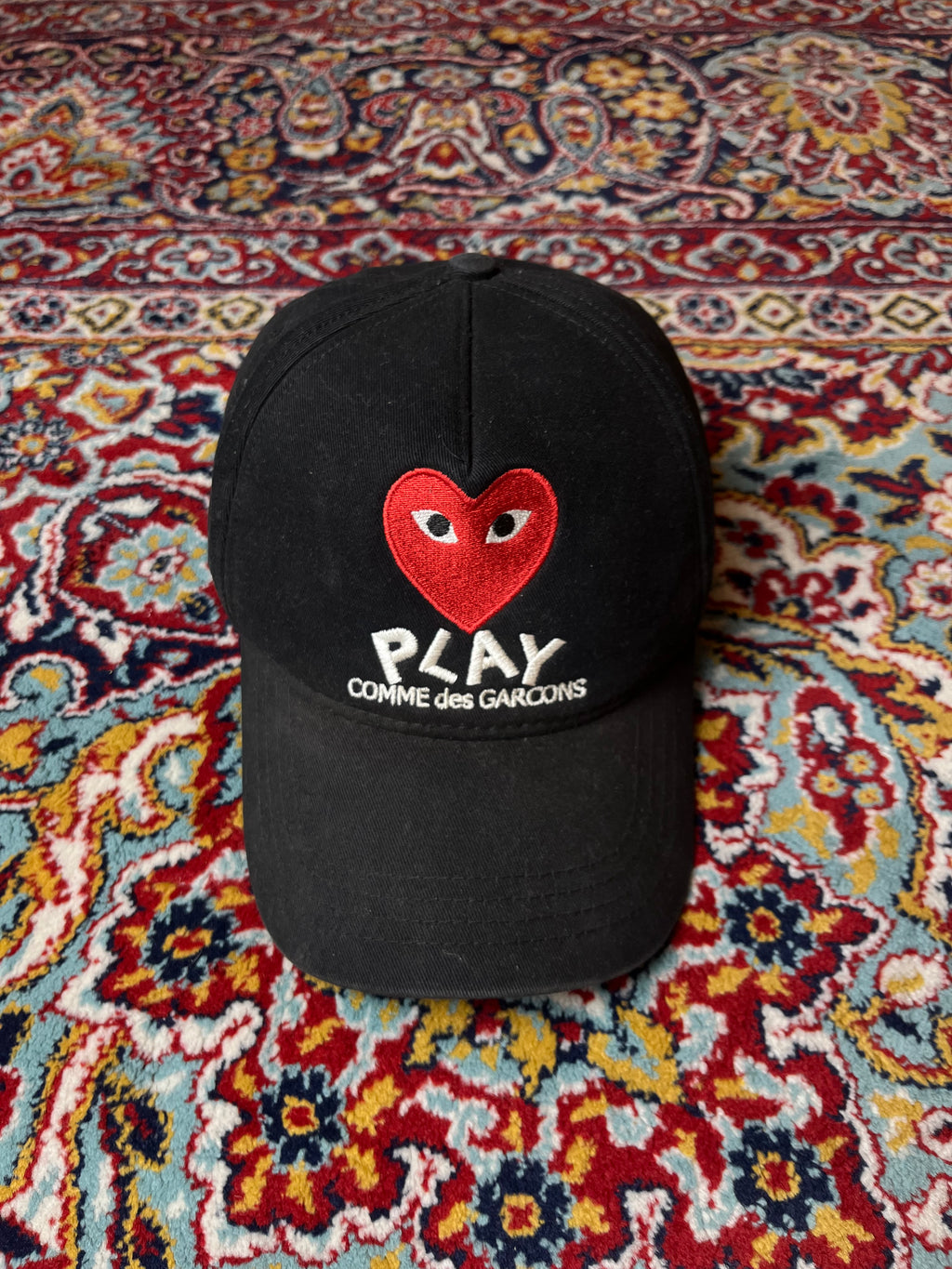 PLAY COMME DES GARCONS HEART LOGO EMBROIDERED BLACK STRAPBACK CAP