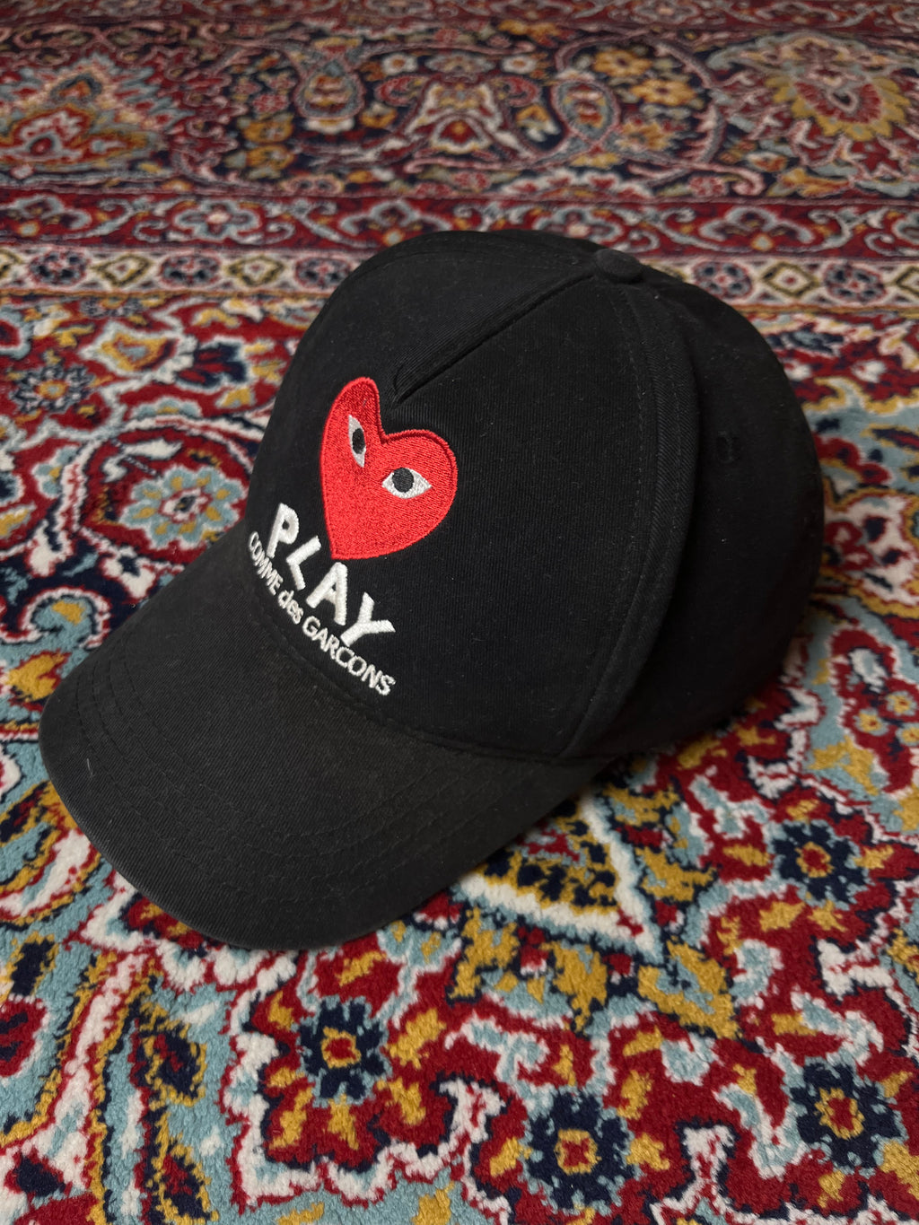 PLAY COMME DES GARCONS HEART LOGO EMBROIDERED BLACK STRAPBACK CAP