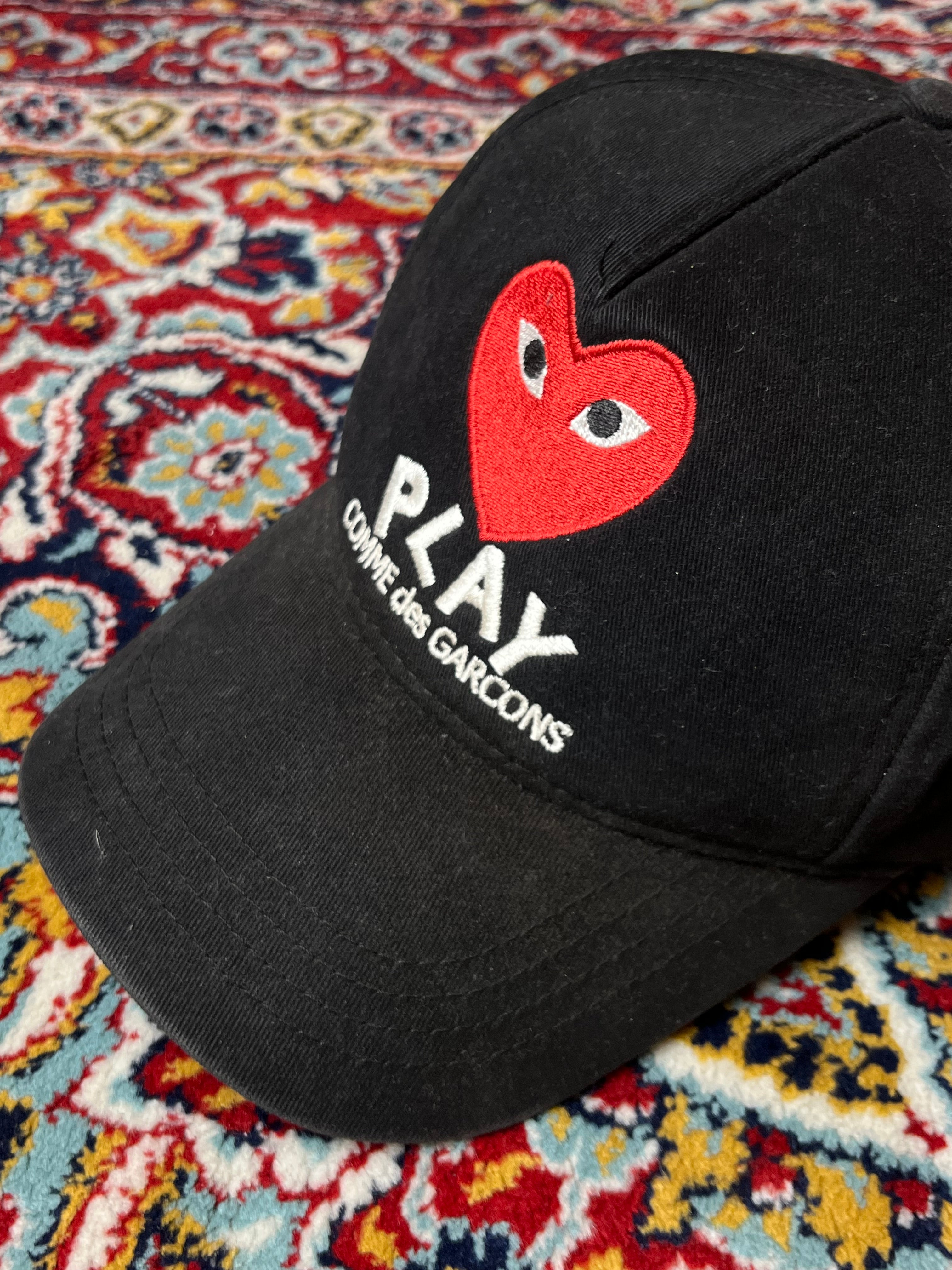 PLAY COMME DES GARCONS HEART LOGO EMBROIDERED BLACK STRAPBACK CAP