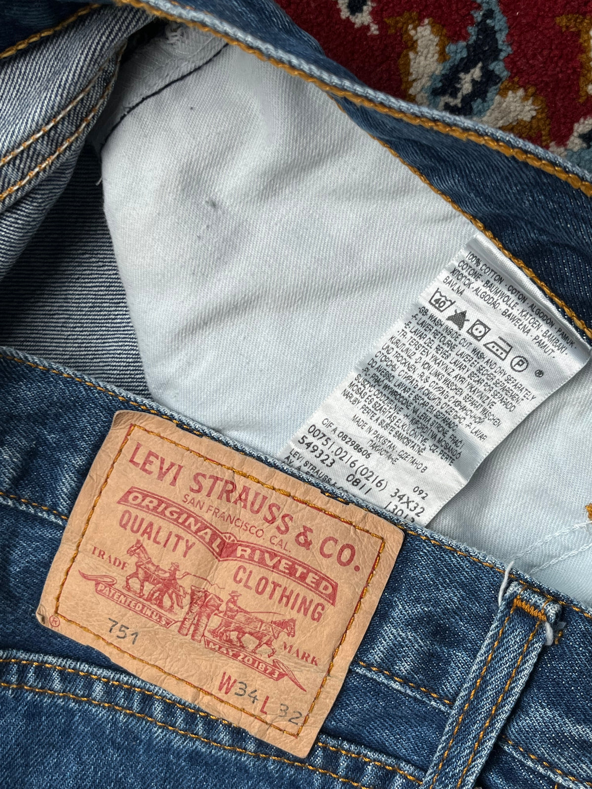 Vintage Levi’s 751 Standard Straight Fit Medium Washed JEANS - 34