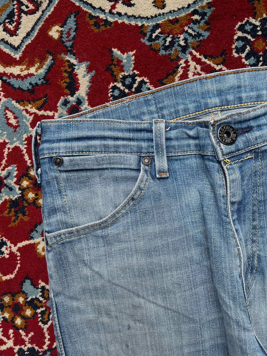 Levi's Red Tab Light Washed Relaxed Bootcut JEANS - 30