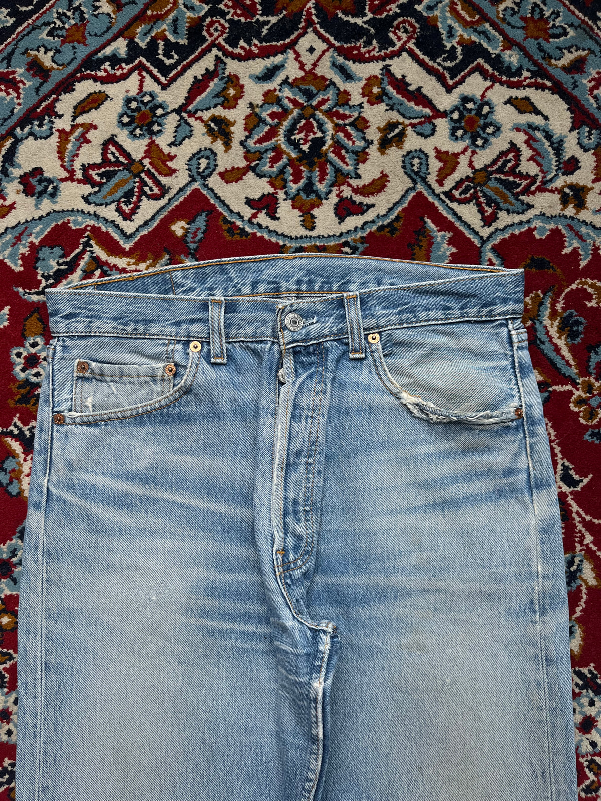 Vintage Levi's 501 Distressed Light Washed Straight Fit JEANS - 32