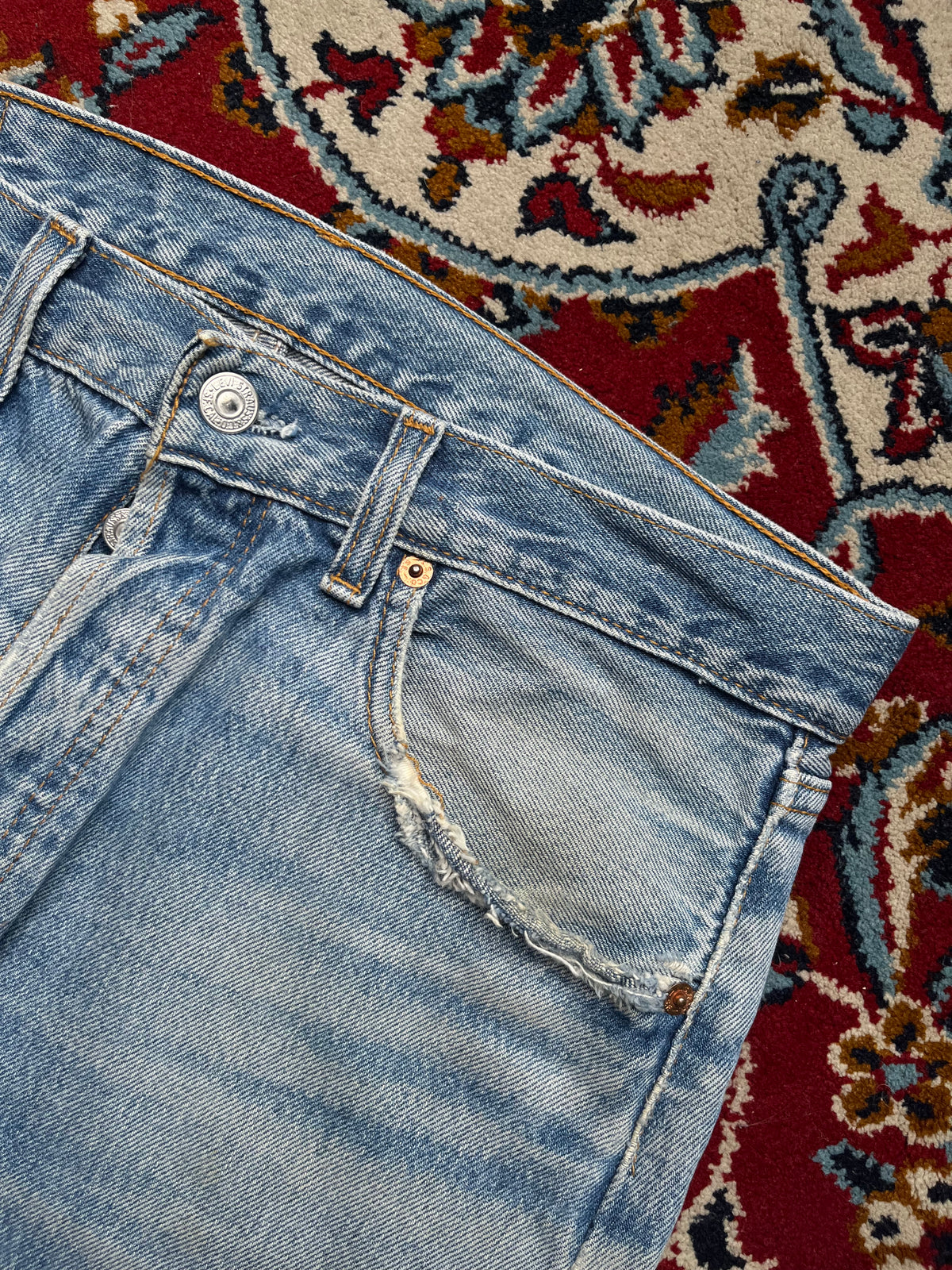 Vintage Levi's 501 Distressed Light Washed Straight Fit JEANS - 32