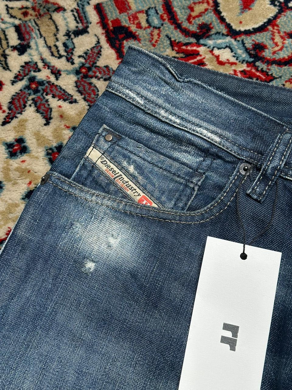 DIESEL BRAVEFORT(STRAIGHT-CARROT FIT) WASHED INDIGO SUPER STURDY DENIM PANTS