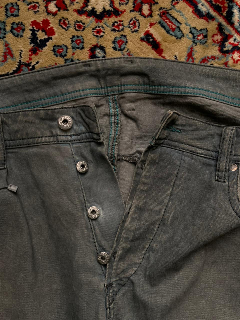 Diesel Braddom DIRTY GREY WASH SLIM-CARROT JEANS