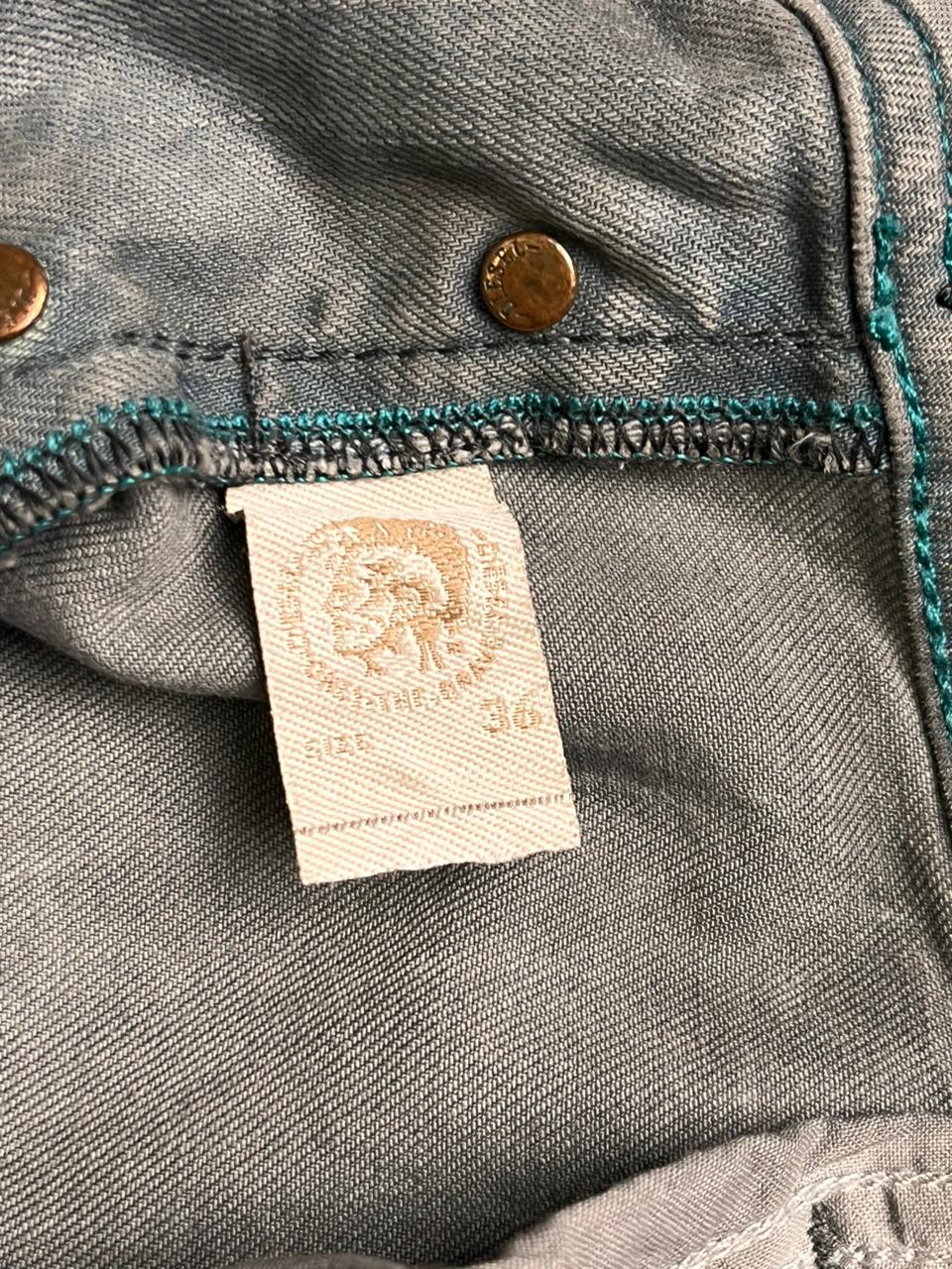 Diesel Braddom DIRTY GREY WASH SLIM-CARROT JEANS