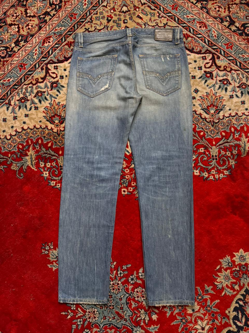 DIESEL Larkee(Regular-Tapered Fit) Distressed Jeans